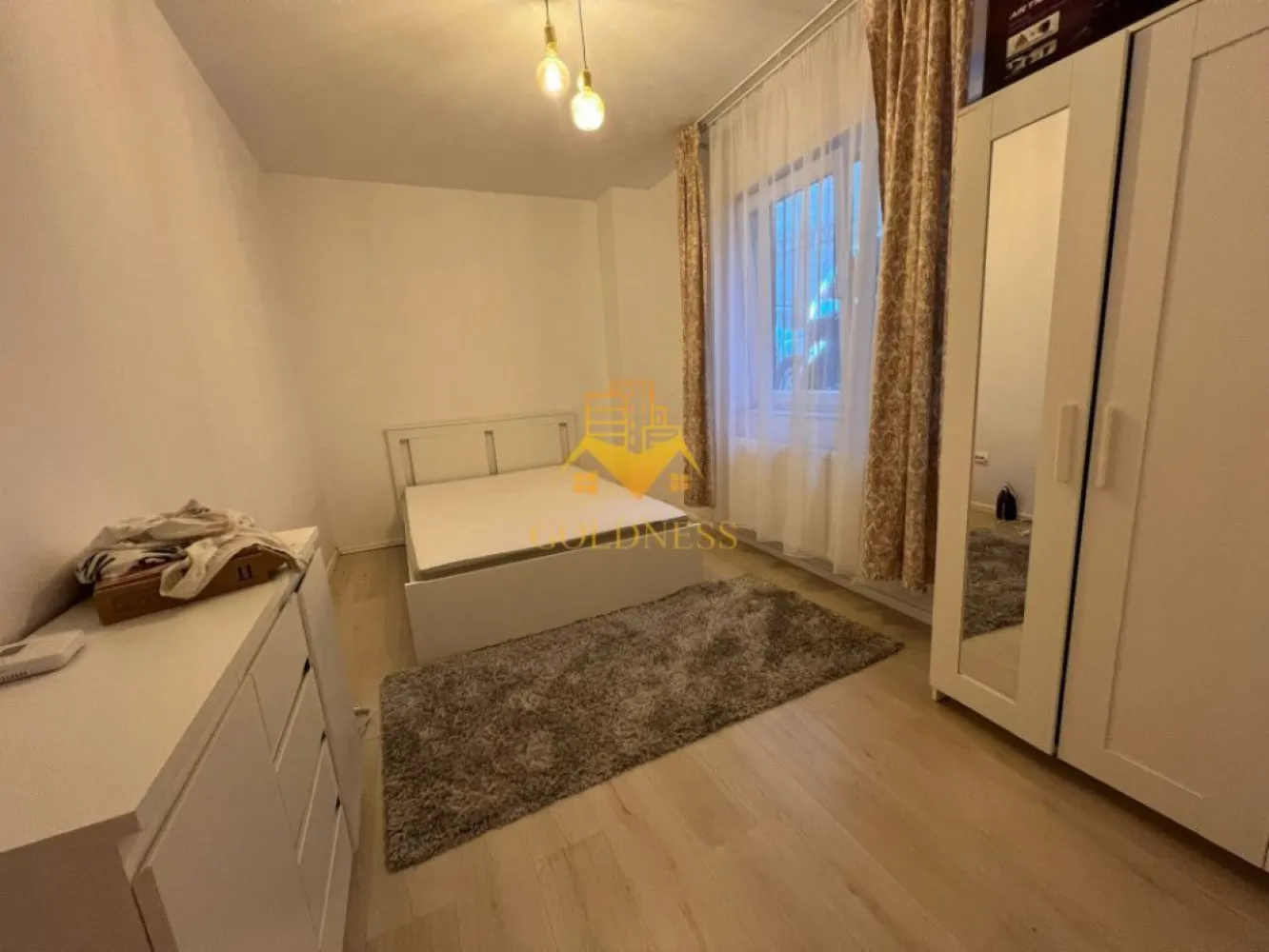 3 camere, modern, bloc nou, Baciu, Galaxiei zona Old GYM, Pet Friendly - GOLDNESS Imobiliare vă propune spre închiriere un apartament cu 3 camere complet mobilat și utilat, la demisol într-un imobil de 7 etaje, în Baciu. Apartamentul este compartimentat astfel:
 - dormitor cu pat matrimonial, spatiu pentru depozitare
 - dormitor cu pat matrimonial, spatiu pentru depozitare
 - living cu bucatarie open-space complet utilată, canapea extensibilă, loc de servit masa 
 - baie cu vana, calorifer port prosop inox și dulap pentru depozitare.

Imobilul este dotat cu toate cele necesare- centrală proprie, mașină de spălat haine, frigider, plită electrică, hotă, etc. 
Se află în apropierea stațiilor de transport în comun, magazine, restaurante, spații verzi, farmacii, etc. 
Posibilitate de parcare in zona !

Dacă sunteți interesați de acest apartament și doriți să îl vizionați, dar și pentru alte oferte sau detalii nu ezitați să ne contactați telefonic sau prin e-mail - goldnessimobiliare@gmail.com. Vă stăm la dispoziție!