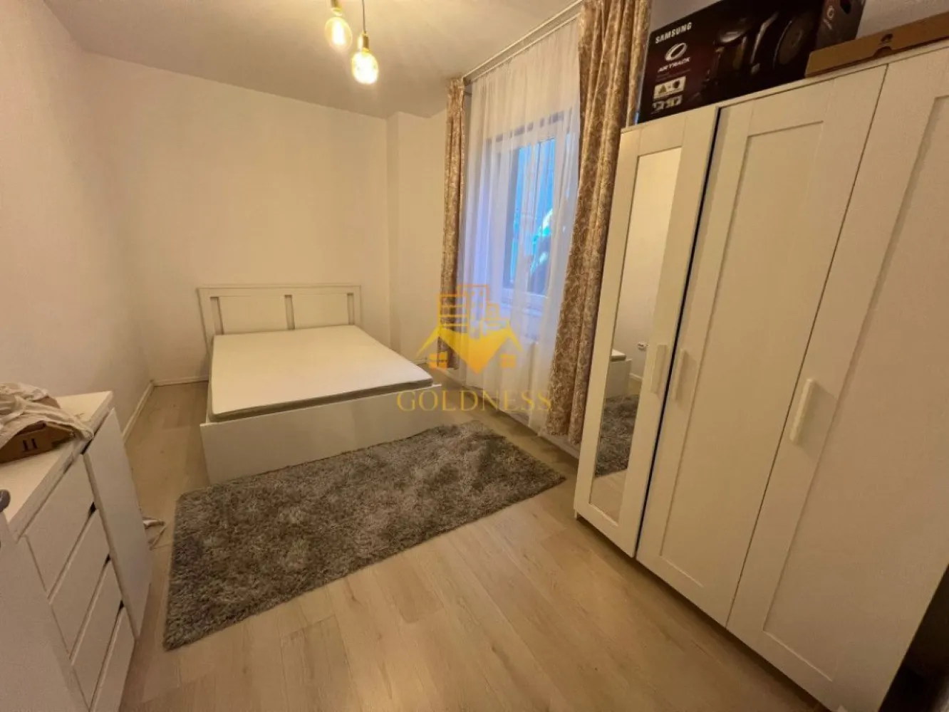 3 camere, modern, bloc nou, Baciu, Galaxiei zona Old GYM, Pet Friendly - GOLDNESS Imobiliare vă propune spre închiriere un apartament cu 3 camere complet mobilat și utilat, la demisol într-un imobil de 7 etaje, în Baciu. Apartamentul este compartimentat astfel:
 - dormitor cu pat matrimonial, spatiu pentru depozitare
 - dormitor cu pat matrimonial, spatiu pentru depozitare
 - living cu bucatarie open-space complet utilată, canapea extensibilă, loc de servit masa 
 - baie cu vana, calorifer port prosop inox și dulap pentru depozitare.

Imobilul este dotat cu toate cele necesare- centrală proprie, mașină de spălat haine, frigider, plită electrică, hotă, etc. 
Se află în apropierea stațiilor de transport în comun, magazine, restaurante, spații verzi, farmacii, etc. 
Posibilitate de parcare in zona !

Dacă sunteți interesați de acest apartament și doriți să îl vizionați, dar și pentru alte oferte sau detalii nu ezitați să ne contactați telefonic sau prin e-mail - goldnessimobiliare@gmail.com. Vă stăm la dispoziție!