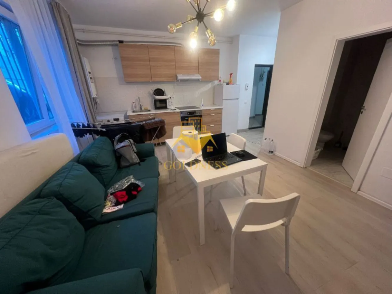 3 camere, modern, bloc nou, Baciu, Galaxiei zona Old GYM, Pet Friendly - GOLDNESS Imobiliare vă propune spre închiriere un apartament cu 3 camere complet mobilat și utilat, la demisol într-un imobil de 7 etaje, în Baciu. Apartamentul este compartimentat astfel:
 - dormitor cu pat matrimonial, spatiu pentru depozitare
 - dormitor cu pat matrimonial, spatiu pentru depozitare
 - living cu bucatarie open-space complet utilată, canapea extensibilă, loc de servit masa 
 - baie cu vana, calorifer port prosop inox și dulap pentru depozitare.

Imobilul este dotat cu toate cele necesare- centrală proprie, mașină de spălat haine, frigider, plită electrică, hotă, etc. 
Se află în apropierea stațiilor de transport în comun, magazine, restaurante, spații verzi, farmacii, etc. 
Posibilitate de parcare in zona !

Dacă sunteți interesați de acest apartament și doriți să îl vizionați, dar și pentru alte oferte sau detalii nu ezitați să ne contactați telefonic sau prin e-mail - goldnessimobiliare@gmail.com. Vă stăm la dispoziție!