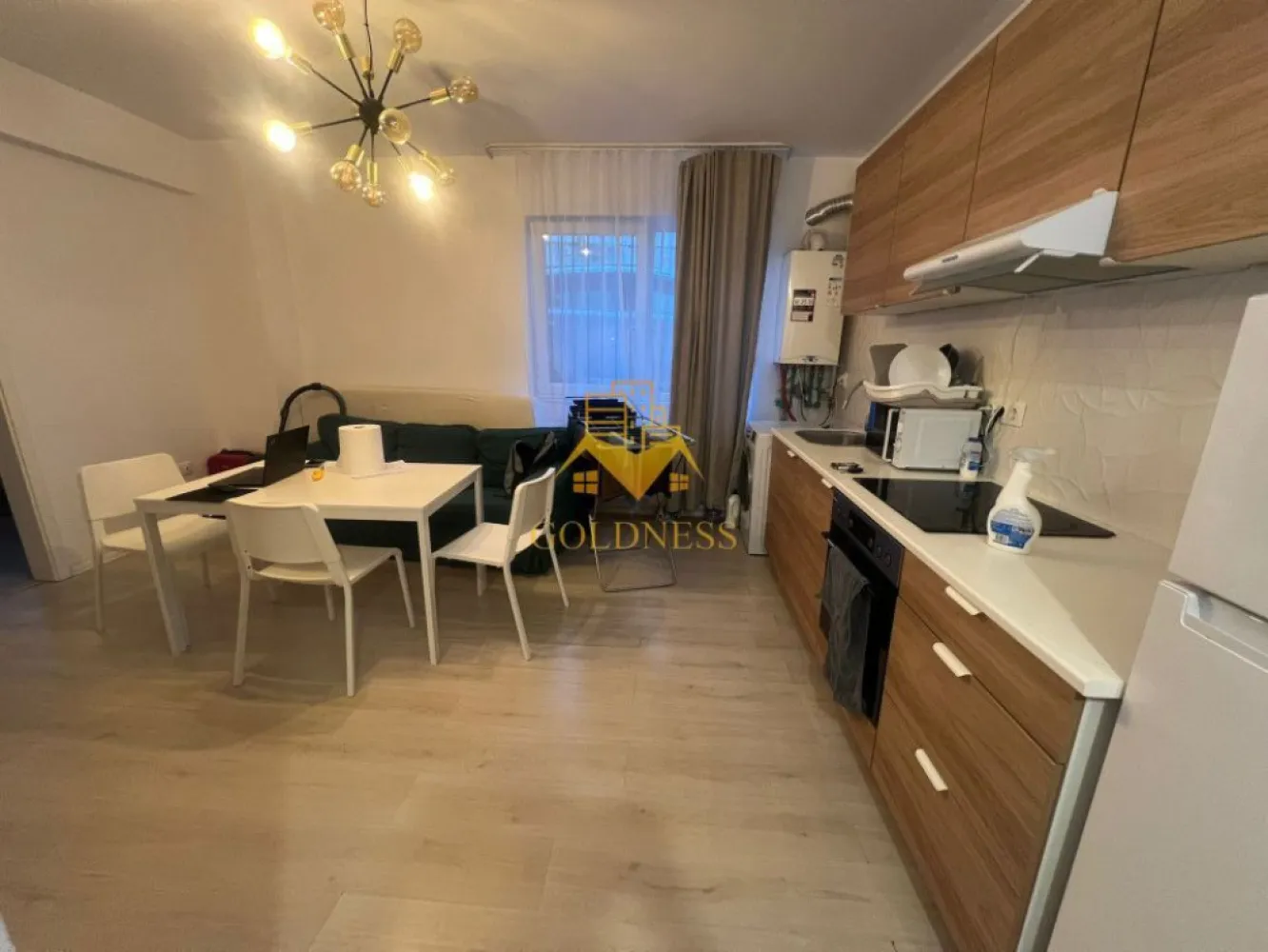3 camere, modern, bloc nou, Baciu, Galaxiei zona Old GYM, Pet Friendly - GOLDNESS Imobiliare vă propune spre închiriere un apartament cu 3 camere complet mobilat și utilat, la demisol într-un imobil de 7 etaje, în Baciu. Apartamentul este compartimentat astfel:
 - dormitor cu pat matrimonial, spatiu pentru depozitare
 - dormitor cu pat matrimonial, spatiu pentru depozitare
 - living cu bucatarie open-space complet utilată, canapea extensibilă, loc de servit masa 
 - baie cu vana, calorifer port prosop inox și dulap pentru depozitare.

Imobilul este dotat cu toate cele necesare- centrală proprie, mașină de spălat haine, frigider, plită electrică, hotă, etc. 
Se află în apropierea stațiilor de transport în comun, magazine, restaurante, spații verzi, farmacii, etc. 
Posibilitate de parcare in zona !

Dacă sunteți interesați de acest apartament și doriți să îl vizionați, dar și pentru alte oferte sau detalii nu ezitați să ne contactați telefonic sau prin e-mail - goldnessimobiliare@gmail.com. Vă stăm la dispoziție!