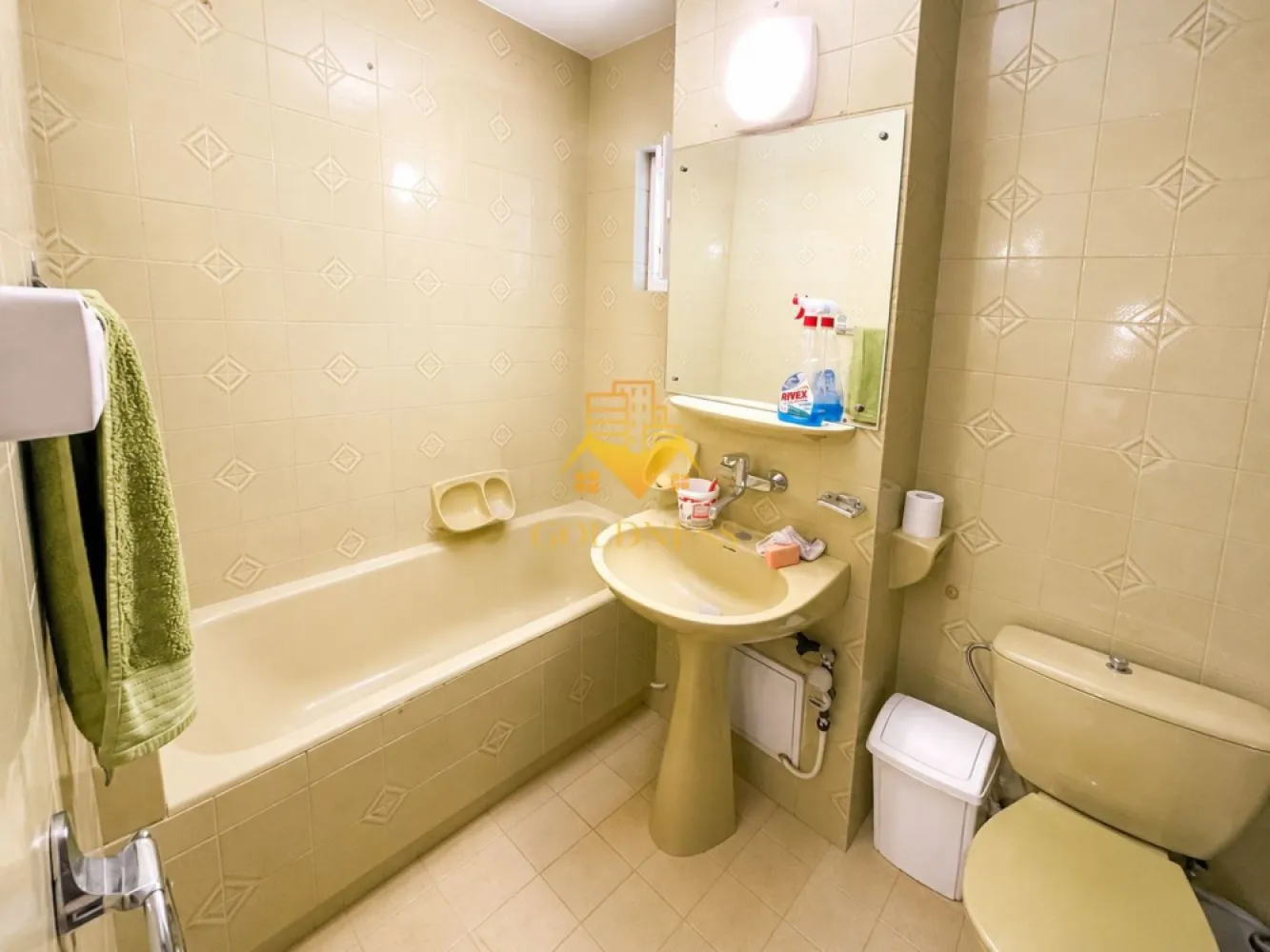 2 camere decomandate, Titulescu, Modern,Facultatea de drept,Cipariu. - GOLDNESS Imobiliare vă propune spre închiriere un apartament cu 2 camere complet mobilat și utilat, la parterul unui imobil de 8 etaje, în Cartierul Gheorgheni!
Posibilitate de parcare in zona la liber!
Se află în apropierea stațiilor de transport în comun, magazine, restaurante, spații verzi, farmacii, etc. 

Apartamentul este compartimentat astfel:
 - dormitor cu pat matrimonial, dressing, noptiere
 - living cu canapea extensibilă, loc de servit masa 
 -bucatarie complet utilată și mobilată, 
 - baie cu cada, calorifer port prosop și dulap pentru depozitare.
 - balcon 5 mp.

Imobilul este dotat cu toate cele necesare- centrală proprie, frigider, aragaz, hotă, mașină de spălat haine, etc. 

Dacă sunteți interesați de acest apartament și doriți să îl vizionați, dar și pentru alte oferte nu ezitați să ne contactați telefonic sau prin e-mail. Vă stăm la dispoziție!
Pentru intermediere se percepe un comision de 50% din prețul chiriei!