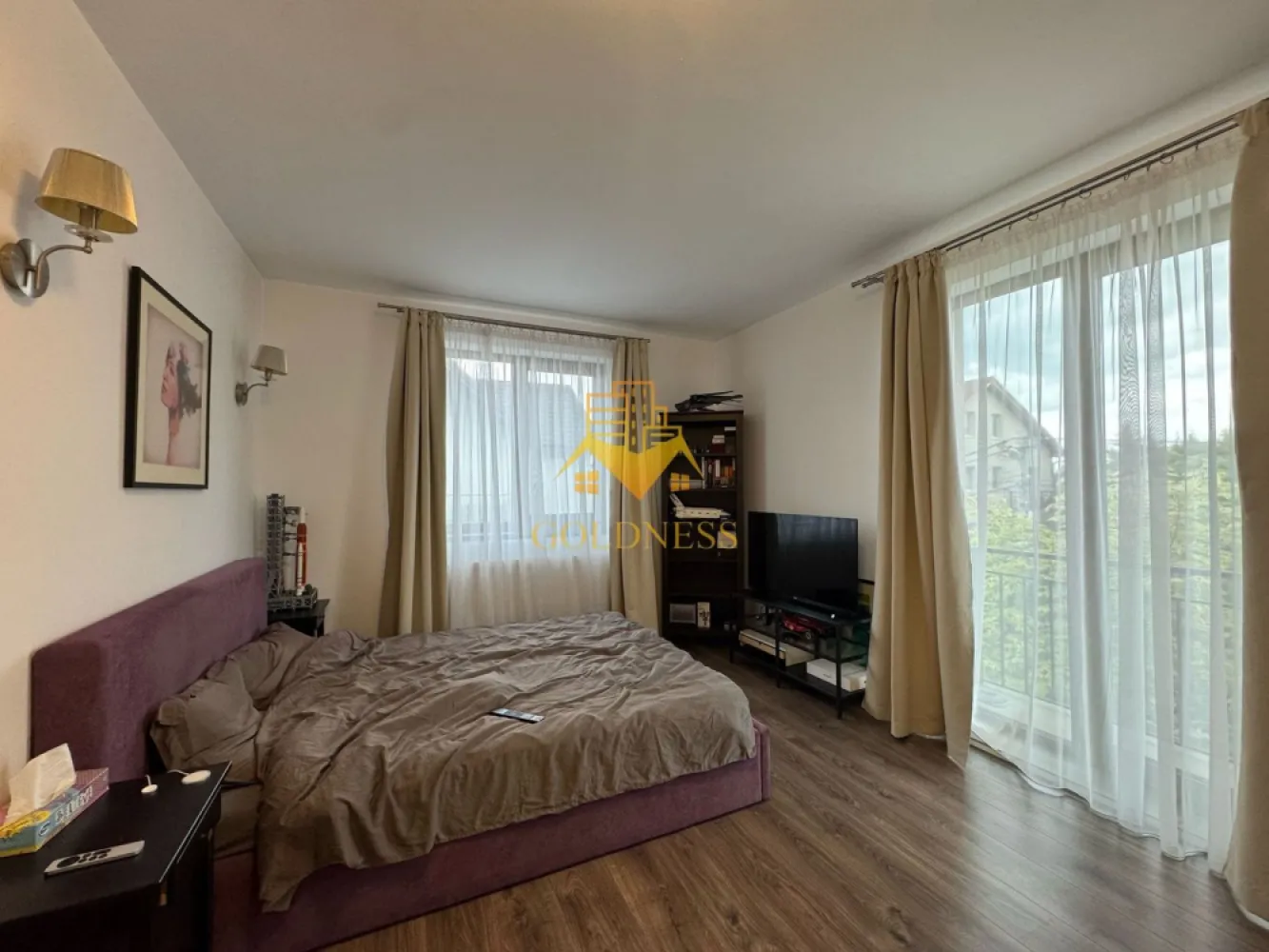 2 camere, bloc nou, parcare, Zorilor, Zona Mircea Eliade, UTCN, UMF - GOLDNESS Imobiliare vă propune spre închiriere un apartament cu 2 camere complet mobilat și utilat, la etajul 1 într-un imobil de 2 etaje, în Cartierul Zorilor.
Dispune de loc de parcare!
Se află în apropierea stațiilor de transport în comun, magazine, restaurante, spații verzi, farmacii, etc. 

Apartamentul este compartimentat astfel:
 - dormitor cu pat matrimonial, dressing, noptiere
 - living cu bucatarie open space complet utilată și mobilată, canapea extensibilă, loc de servit masa 
 - baie cu cabina de dus, calorifer port prosop și dulap pentru depozitare.
 - 2 balcoane

Imobilul este dotat cu toate cele necesare- centrală proprie, frigider, aragaz, hotă, mașină de spălat haine, etc. 

Dacă sunteți interesați de acest apartament și doriți să îl vizionați, dar și pentru alte oferte nu ezitați să ne contactați telefonic sau prin e-mail. Vă stăm la dispoziție!
Pentru intermediere se percepe un comision de 50% din prețul chiriei!