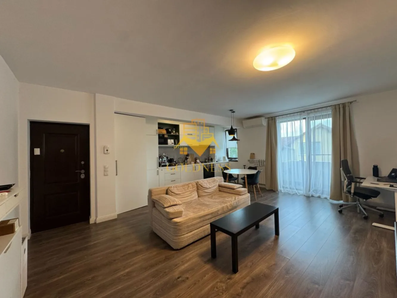 2 camere, bloc nou, parcare, Zorilor, Zona Mircea Eliade, UTCN, UMF - GOLDNESS Imobiliare vă propune spre închiriere un apartament cu 2 camere complet mobilat și utilat, la etajul 1 într-un imobil de 2 etaje, în Cartierul Zorilor.
Dispune de loc de parcare!
Se află în apropierea stațiilor de transport în comun, magazine, restaurante, spații verzi, farmacii, etc. 

Apartamentul este compartimentat astfel:
 - dormitor cu pat matrimonial, dressing, noptiere
 - living cu bucatarie open space complet utilată și mobilată, canapea extensibilă, loc de servit masa 
 - baie cu cabina de dus, calorifer port prosop și dulap pentru depozitare.
 - 2 balcoane

Imobilul este dotat cu toate cele necesare- centrală proprie, frigider, aragaz, hotă, mașină de spălat haine, etc. 

Dacă sunteți interesați de acest apartament și doriți să îl vizionați, dar și pentru alte oferte nu ezitați să ne contactați telefonic sau prin e-mail. Vă stăm la dispoziție!
Pentru intermediere se percepe un comision de 50% din prețul chiriei!