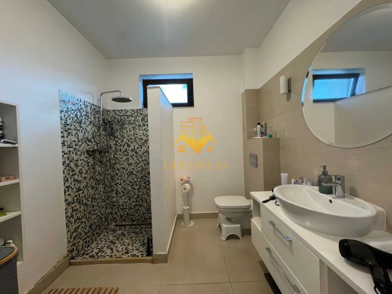 2 camere, bloc nou, parcare, Zorilor, Zona Mircea Eliade, UTCN, UMF - GOLDNESS Imobiliare vă propune spre închiriere un apartament cu 2 camere complet mobilat și utilat, la etajul 1 într-un imobil de 2 etaje, în Cartierul Zorilor.
Dispune de loc de parcare!
Se află în apropierea stațiilor de transport în comun, magazine, restaurante, spații verzi, farmacii, etc. 

Apartamentul este compartimentat astfel:
 - dormitor cu pat matrimonial, dressing, noptiere
 - living cu bucatarie open space complet utilată și mobilată, canapea extensibilă, loc de servit masa 
 - baie cu cabina de dus, calorifer port prosop și dulap pentru depozitare.
 - 2 balcoane

Imobilul este dotat cu toate cele necesare- centrală proprie, frigider, aragaz, hotă, mașină de spălat haine, etc. 

Dacă sunteți interesați de acest apartament și doriți să îl vizionați, dar și pentru alte oferte nu ezitați să ne contactați telefonic sau prin e-mail. Vă stăm la dispoziție!
Pentru intermediere se percepe un comision de 50% din prețul chiriei!