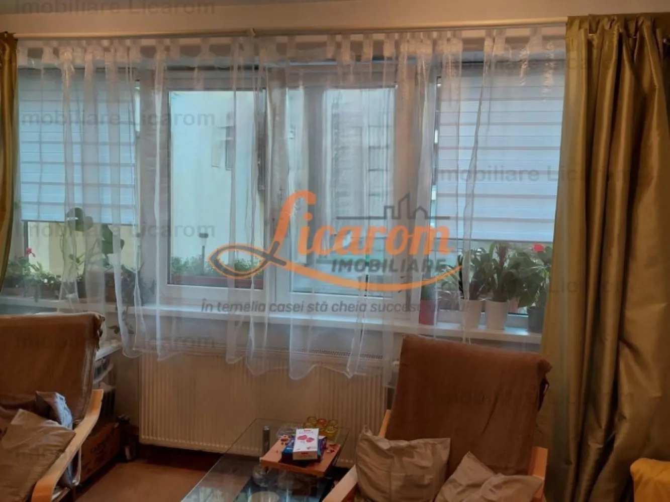 EUROPE RESIDENCE -apartament 2 camere cochet, Avram Iancu. - Licarom Imobiliare propune spre vanzare un apartament , decomandat in zona Blumana str Avram Iancu apropierea magazinului Kaufland,in Complexul EUROPE RESIDENCE.
Apartamentul este foarte cochet cu 2 camere compus dintr-un dormitor micut, un living confortabil, bucatarie, hol, baie mare cu cada si debara.
Apartamentul este situat la parterul blocului,vederea fiind spre curtea interioara a blocului,astfel avand intimitate.
Este ideal pentru a fi folosit in REGIM HOTELIER de INCHIRIERE ,LOCUINTA sau pentru BIROU 
Pretul este 92000 euro.
Pentru mai multe informatii si vizionari,nu ezitati sa ne contactati la telefon 0723985424 Consultant imobiliar Liliana si 0741059397 Consultant imobiliar Calin