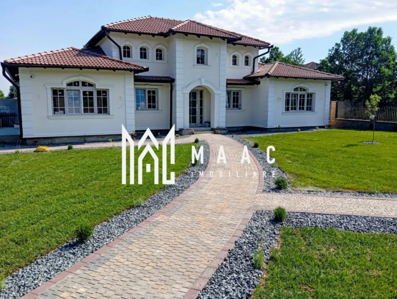 Casa stil mediteranian 4 dormitoare 800 mp teren Tocile - COMISION 0 ! Direct DEZVOLTATOR !

Amplasată pe un teren generos de 800 mp, această casă se remarcă prin designul său primitor și finisajele premium, fiind disponibilă la vânzare cu predare la cheie interior si exterior pregătită pentru a-și întâmpina noii proprietari.

Parterul, cu o suprafață utilă de 140 mp, este inteligent compartimentat și cuprinde: bucătărie spațioasă, cămară, living luminos, 3 dormitoare, 2 băi și vestibul. Spațiile sunt puse în valoare de ferestrele mari tip termopan, care oferă lumină naturală din plin și creează o atmosferă caldă și aerisită. Finisajele sunt de înaltă calitate, incluzând gresie, faianță, travertin și parchet din lemn masiv, iar șemineul din living adaugă un plus de confort și eleganță.

Etajul, cu o suprafață de 50 mp, oferă un spațiu intim, compus dintr-un dormitor și o baie, ideal pentru oaspeți sau ca zonă privată.

La exterior, proprietatea dispune de o terasă generoasă de 40 mp, parțial acoperită pentru zona de barbeque si relaxare. Curtea oferă acces facil prin poartă electrică, iar carportul asigură protecția autoturismului.

Din punct de vedere tehnic, locuința beneficiază de izolație exterioară eficientă, centrală termică pe gaz cu calorifere și sistem de supraveghere video, oferind un nivel ridicat de confort și siguranță.

Pentru mai multe detalii specificati CP3024328 .