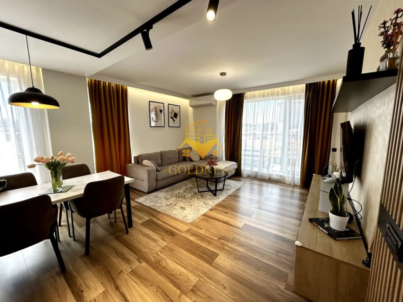 3 Camere decomandate, Lux, Parcare, Lidl, The Office, NTT Data, Lidl - GOLDNESS Imobiliare vă propune spre închiriere un apartament cu 3 camere complet mobilat și utilat, la etajul 4 într-un imobil de 4 etaje, în Cartierul Marasti.
Parcare subterana inclusa!
Se află în apropierea stațiilor de transport în comun, magazine, restaurante, spații verzi, farmacii, etc. 

Apartamentul este compartimentat astfel:
 - dormitor cu pat matrimonial, dressing, noptiere, iesire pe balcon
 - dormitor cu pat matrimonial, dressing, noptiere, iesire pe balcon
 - living cu bucatarie open space complet utilată și mobilată, canapea extensibilă, loc de servit masa, iesire pe terasa
 - baie cu dus walk-in, calorifer port prosop și dulap pentru depozitare, hol cu spatii pentru depozitare, iesire pe terasa
 - doua terase de 13 mp si 10 mp si un balcon de 5 mp
 - hol cu dulapuri generoase pentru depozitare

Imobilul este dotat cu toate cele necesare- centrală proprie, frigider, aragaz, hotă, mașină de spălat haine, etc. 

Dacă sunteți interesați de acest apartament și doriți să îl vizionați, dar și pentru alte oferte nu ezitați să ne contactați telefonic sau prin e-mail. Vă stăm la dispoziție!
Pentru intermediere se percepe un comision de 50% din prețul chiriei!