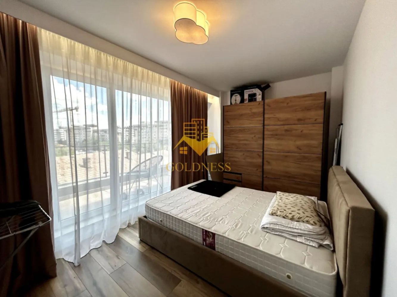 3 Camere decomandate, Lux, Parcare, Lidl, The Office, NTT Data, Lidl - GOLDNESS Imobiliare vă propune spre închiriere un apartament cu 3 camere complet mobilat și utilat, la etajul 4 într-un imobil de 4 etaje, în Cartierul Marasti.
Parcare subterana inclusa!
Se află în apropierea stațiilor de transport în comun, magazine, restaurante, spații verzi, farmacii, etc. 

Apartamentul este compartimentat astfel:
 - dormitor cu pat matrimonial, dressing, noptiere, iesire pe balcon
 - dormitor cu pat matrimonial, dressing, noptiere, iesire pe balcon
 - living cu bucatarie open space complet utilată și mobilată, canapea extensibilă, loc de servit masa, iesire pe terasa
 - baie cu dus walk-in, calorifer port prosop și dulap pentru depozitare, hol cu spatii pentru depozitare, iesire pe terasa
 - doua terase de 13 mp si 10 mp si un balcon de 5 mp
 - hol cu dulapuri generoase pentru depozitare

Imobilul este dotat cu toate cele necesare- centrală proprie, frigider, aragaz, hotă, mașină de spălat haine, etc. 

Dacă sunteți interesați de acest apartament și doriți să îl vizionați, dar și pentru alte oferte nu ezitați să ne contactați telefonic sau prin e-mail. Vă stăm la dispoziție!
Pentru intermediere se percepe un comision de 50% din prețul chiriei!