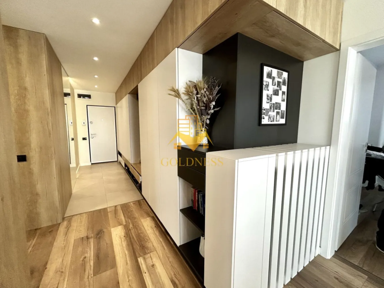 3 Camere decomandate, Lux, Parcare, Lidl, The Office, NTT Data, Lidl - GOLDNESS Imobiliare vă propune spre închiriere un apartament cu 3 camere complet mobilat și utilat, la etajul 4 într-un imobil de 4 etaje, în Cartierul Marasti.
Parcare subterana inclusa!
Se află în apropierea stațiilor de transport în comun, magazine, restaurante, spații verzi, farmacii, etc. 

Apartamentul este compartimentat astfel:
 - dormitor cu pat matrimonial, dressing, noptiere, iesire pe balcon
 - dormitor cu pat matrimonial, dressing, noptiere, iesire pe balcon
 - living cu bucatarie open space complet utilată și mobilată, canapea extensibilă, loc de servit masa, iesire pe terasa
 - baie cu dus walk-in, calorifer port prosop și dulap pentru depozitare, hol cu spatii pentru depozitare, iesire pe terasa
 - doua terase de 13 mp si 10 mp si un balcon de 5 mp
 - hol cu dulapuri generoase pentru depozitare

Imobilul este dotat cu toate cele necesare- centrală proprie, frigider, aragaz, hotă, mașină de spălat haine, etc. 

Dacă sunteți interesați de acest apartament și doriți să îl vizionați, dar și pentru alte oferte nu ezitați să ne contactați telefonic sau prin e-mail. Vă stăm la dispoziție!
Pentru intermediere se percepe un comision de 50% din prețul chiriei!