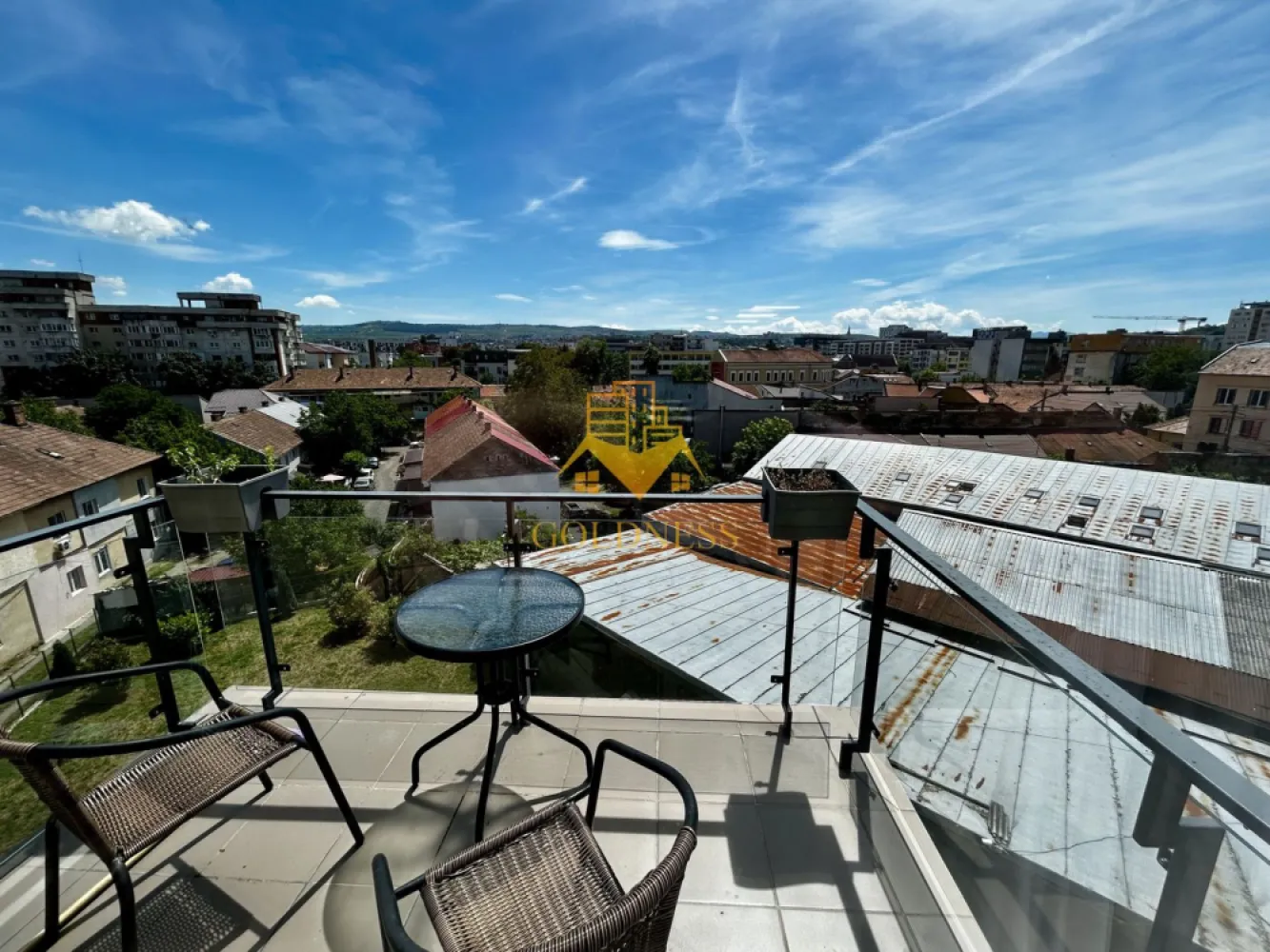 3 Camere decomandate, Lux, Parcare, Lidl, The Office, NTT Data, Lidl - GOLDNESS Imobiliare vă propune spre închiriere un apartament cu 3 camere complet mobilat și utilat, la etajul 4 într-un imobil de 4 etaje, în Cartierul Marasti.
Parcare subterana inclusa!
Se află în apropierea stațiilor de transport în comun, magazine, restaurante, spații verzi, farmacii, etc. 

Apartamentul este compartimentat astfel:
 - dormitor cu pat matrimonial, dressing, noptiere, iesire pe balcon
 - dormitor cu pat matrimonial, dressing, noptiere, iesire pe balcon
 - living cu bucatarie open space complet utilată și mobilată, canapea extensibilă, loc de servit masa, iesire pe terasa
 - baie cu dus walk-in, calorifer port prosop și dulap pentru depozitare, hol cu spatii pentru depozitare, iesire pe terasa
 - doua terase de 13 mp si 10 mp si un balcon de 5 mp
 - hol cu dulapuri generoase pentru depozitare

Imobilul este dotat cu toate cele necesare- centrală proprie, frigider, aragaz, hotă, mașină de spălat haine, etc. 

Dacă sunteți interesați de acest apartament și doriți să îl vizionați, dar și pentru alte oferte nu ezitați să ne contactați telefonic sau prin e-mail. Vă stăm la dispoziție!
Pentru intermediere se percepe un comision de 50% din prețul chiriei!
