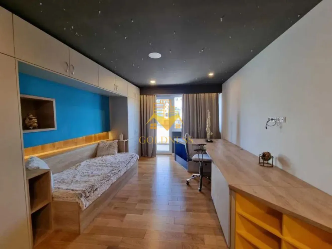 Penthouse, 3 camere, lux, bloc nou, parcare subterana, Platinia, USAMV - GOLDNESS Imobiliare vă propune spre închiriere un apartament cu 3 camere complet mobilat și utilat, la etajul 6 într-un imobil de 6 etaje, în Cartierul Manastur.
Dispune de loc de parcare subterana!
Se află în apropierea stațiilor de transport în comun, magazine, restaurante, spații verzi, farmacii, etc. 

Apartamentul este compartimentat astfel:
 - dormitor cu pat matrimonial, dressing, noptiere
 - dormitor cu pat, spatiu pentru depozitare, birou
 - living cu bucatarie open space complet utilată și mobilată, canapea extensibilă, loc de servit masa 
 - baie cu cada, calorifer port prosop și dulap pentru depozitare.
 - baie de serviciu
 - terasa de 25 mp.

Imobilul este dotat cu toate cele necesare- centrală proprie, frigider, aragaz, hotă, mașină de spălat haine, etc. 

Dacă sunteți interesați de acest apartament și doriți să îl vizionați, dar și pentru alte oferte nu ezitați să ne contactați telefonic sau prin e-mail. Vă stăm la dispoziție!
Preț: 1050 euro+TVA
Pentru intermediere se percepe un comision de 50% din prețul chiriei!