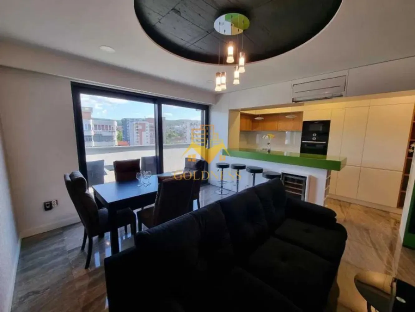 Penthouse, 3 camere, lux, bloc nou, parcare subterana, Platinia, USAMV - GOLDNESS Imobiliare vă propune spre închiriere un apartament cu 3 camere complet mobilat și utilat, la etajul 6 într-un imobil de 6 etaje, în Cartierul Manastur.
Dispune de loc de parcare subterana!
Se află în apropierea stațiilor de transport în comun, magazine, restaurante, spații verzi, farmacii, etc. 

Apartamentul este compartimentat astfel:
 - dormitor cu pat matrimonial, dressing, noptiere
 - dormitor cu pat, spatiu pentru depozitare, birou
 - living cu bucatarie open space complet utilată și mobilată, canapea extensibilă, loc de servit masa 
 - baie cu cada, calorifer port prosop și dulap pentru depozitare.
 - baie de serviciu
 - terasa de 25 mp.

Imobilul este dotat cu toate cele necesare- centrală proprie, frigider, aragaz, hotă, mașină de spălat haine, etc. 

Dacă sunteți interesați de acest apartament și doriți să îl vizionați, dar și pentru alte oferte nu ezitați să ne contactați telefonic sau prin e-mail. Vă stăm la dispoziție!
Preț: 1050 euro+TVA
Pentru intermediere se percepe un comision de 50% din prețul chiriei!