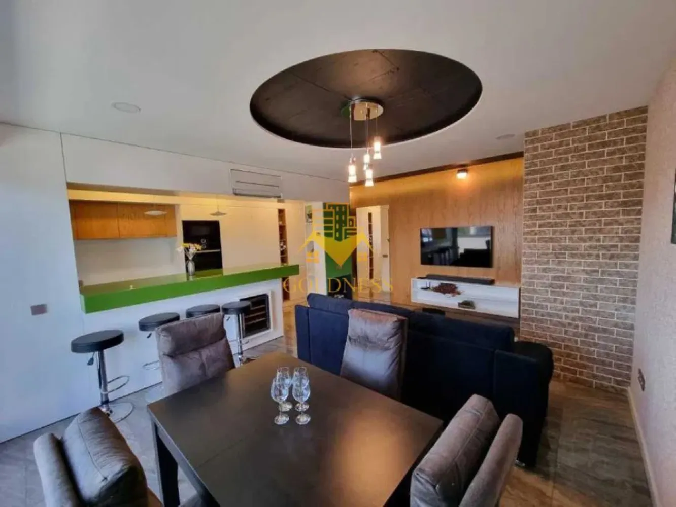 Penthouse, 3 camere, lux, bloc nou, parcare subterana, Platinia, USAMV - GOLDNESS Imobiliare vă propune spre închiriere un apartament cu 3 camere complet mobilat și utilat, la etajul 6 într-un imobil de 6 etaje, în Cartierul Manastur.
Dispune de loc de parcare subterana!
Se află în apropierea stațiilor de transport în comun, magazine, restaurante, spații verzi, farmacii, etc. 

Apartamentul este compartimentat astfel:
 - dormitor cu pat matrimonial, dressing, noptiere
 - dormitor cu pat, spatiu pentru depozitare, birou
 - living cu bucatarie open space complet utilată și mobilată, canapea extensibilă, loc de servit masa 
 - baie cu cada, calorifer port prosop și dulap pentru depozitare.
 - baie de serviciu
 - terasa de 25 mp.

Imobilul este dotat cu toate cele necesare- centrală proprie, frigider, aragaz, hotă, mașină de spălat haine, etc. 

Dacă sunteți interesați de acest apartament și doriți să îl vizionați, dar și pentru alte oferte nu ezitați să ne contactați telefonic sau prin e-mail. Vă stăm la dispoziție!
Preț: 1050 euro+TVA
Pentru intermediere se percepe un comision de 50% din prețul chiriei!
