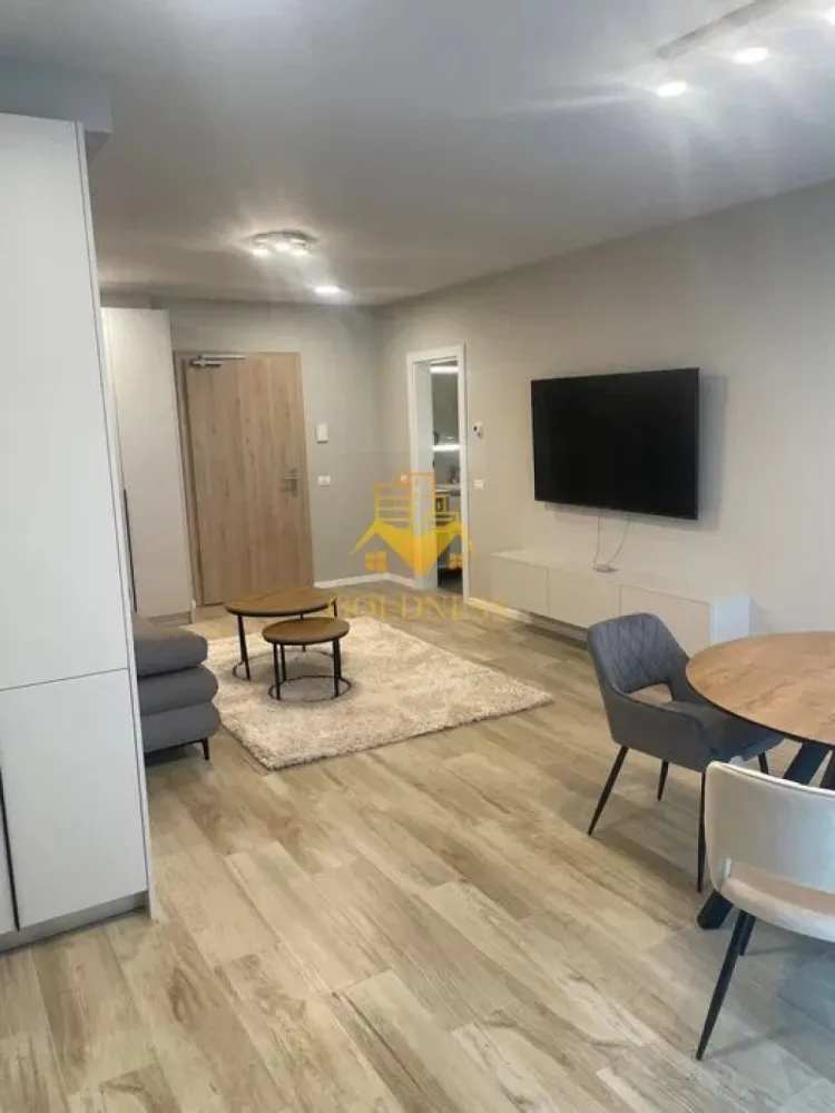 2 camere, modern, bloc nou, Parcare, Vivo, Metro, Columna Residence - GOLDNESS Imobiliare vă propune spre închiriere un apartament cu 2 camere complet mobilat și utilat, la etajul 5 într-un imobil de 7 etaje, în Floresti. Apartamentul este compartimentat astfel:
 - dormitor cu pat matrimonial, dressing, noptiere
 - living cu bucatarie open-space complet utilată, canapea extensibilă, loc de servit masa 
 - baie cu cabina de dus, calorifer port prosop inox și dulap pentru depozitare.
 - balcon de 10 mp.

Imobilul este dotat cu toate cele necesare- centrală proprie, mașină de spălat haine, frigider, plită electrică, hotă, etc. 
Se află în apropierea stațiilor de transport în comun, magazine, restaurante, spații verzi, farmacii, etc. 
Dispune de loc de parcare exterior!
Pentru intermediere se percepe un comision de 50% din prețul chiriei!

Dacă sunteți interesați de acest apartament și doriți să îl vizionați, dar și pentru alte oferte sau detalii nu ezitați să ne contactați telefonic sau prin e-mail - goldnessimobiliare@gmail.com. Vă stăm la dispoziție!