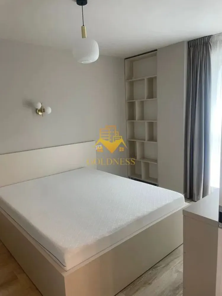 2 camere, modern, bloc nou, Parcare, Vivo, Metro, Columna Residence - GOLDNESS Imobiliare vă propune spre închiriere un apartament cu 2 camere complet mobilat și utilat, la etajul 5 într-un imobil de 7 etaje, în Floresti. Apartamentul este compartimentat astfel:
 - dormitor cu pat matrimonial, dressing, noptiere
 - living cu bucatarie open-space complet utilată, canapea extensibilă, loc de servit masa 
 - baie cu cabina de dus, calorifer port prosop inox și dulap pentru depozitare.
 - balcon de 10 mp.

Imobilul este dotat cu toate cele necesare- centrală proprie, mașină de spălat haine, frigider, plită electrică, hotă, etc. 
Se află în apropierea stațiilor de transport în comun, magazine, restaurante, spații verzi, farmacii, etc. 
Dispune de loc de parcare exterior!
Pentru intermediere se percepe un comision de 50% din prețul chiriei!

Dacă sunteți interesați de acest apartament și doriți să îl vizionați, dar și pentru alte oferte sau detalii nu ezitați să ne contactați telefonic sau prin e-mail - goldnessimobiliare@gmail.com. Vă stăm la dispoziție!