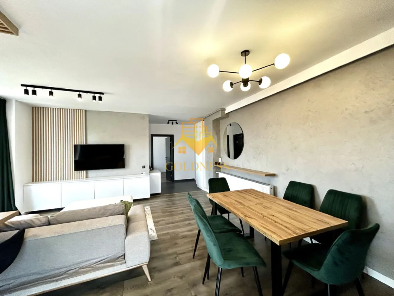 2 Camere Open space, Lidl, Parcare, Marasti, NTT Data, The Office - GOLDNESS Imobiliare vă propune spre închiriere un apartament cu 2 camere complet mobilat și utilat, la etajul 3 într-un imobil de 4 etaje, în Cartierul Marasti.
Parcare subterana inclusa!
Se află în apropierea stațiilor de transport în comun, magazine, restaurante, spații verzi, farmacii, etc. 

Apartamentul este compartimentat astfel:
 - dormitor cu pat matrimonial, dressing, noptiere, balcon 6 mp
 - living cu bucatarie open space complet utilată și mobilată, canapea extensibilă, loc de servit masa, balcon 6 mp
 - baie cu dus walk-in, calorifer port prosop și dulap pentru depozitare.

Imobilul este dotat cu toate cele necesare- centrală proprie, frigider, aragaz, hotă, mașină de spălat haine, etc. 

Dacă sunteți interesați de acest apartament și doriți să îl vizionați, dar și pentru alte oferte nu ezitați să ne contactați telefonic sau prin e-mail. Vă stăm la dispoziție!
Pentru intermediere se percepe un comision de 50% din prețul chiriei!