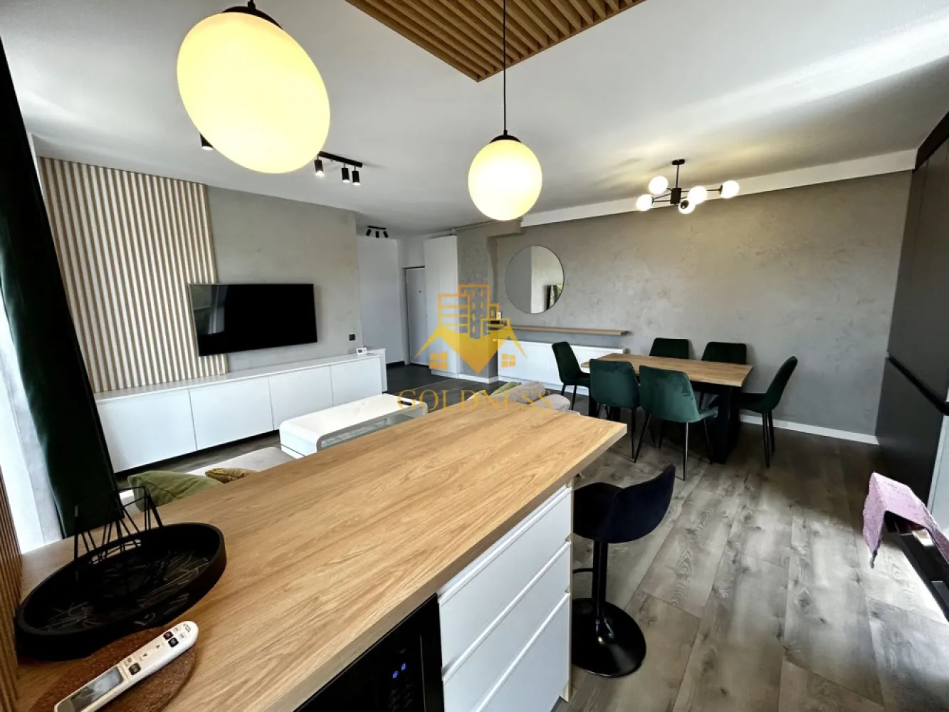2 Camere Open space, Lidl, Parcare, Marasti, NTT Data, The Office - GOLDNESS Imobiliare vă propune spre închiriere un apartament cu 2 camere complet mobilat și utilat, la etajul 3 într-un imobil de 4 etaje, în Cartierul Marasti.
Parcare subterana inclusa!
Se află în apropierea stațiilor de transport în comun, magazine, restaurante, spații verzi, farmacii, etc. 

Apartamentul este compartimentat astfel:
 - dormitor cu pat matrimonial, dressing, noptiere, balcon 6 mp
 - living cu bucatarie open space complet utilată și mobilată, canapea extensibilă, loc de servit masa, balcon 6 mp
 - baie cu dus walk-in, calorifer port prosop și dulap pentru depozitare.

Imobilul este dotat cu toate cele necesare- centrală proprie, frigider, aragaz, hotă, mașină de spălat haine, etc. 

Dacă sunteți interesați de acest apartament și doriți să îl vizionați, dar și pentru alte oferte nu ezitați să ne contactați telefonic sau prin e-mail. Vă stăm la dispoziție!
Pentru intermediere se percepe un comision de 50% din prețul chiriei!