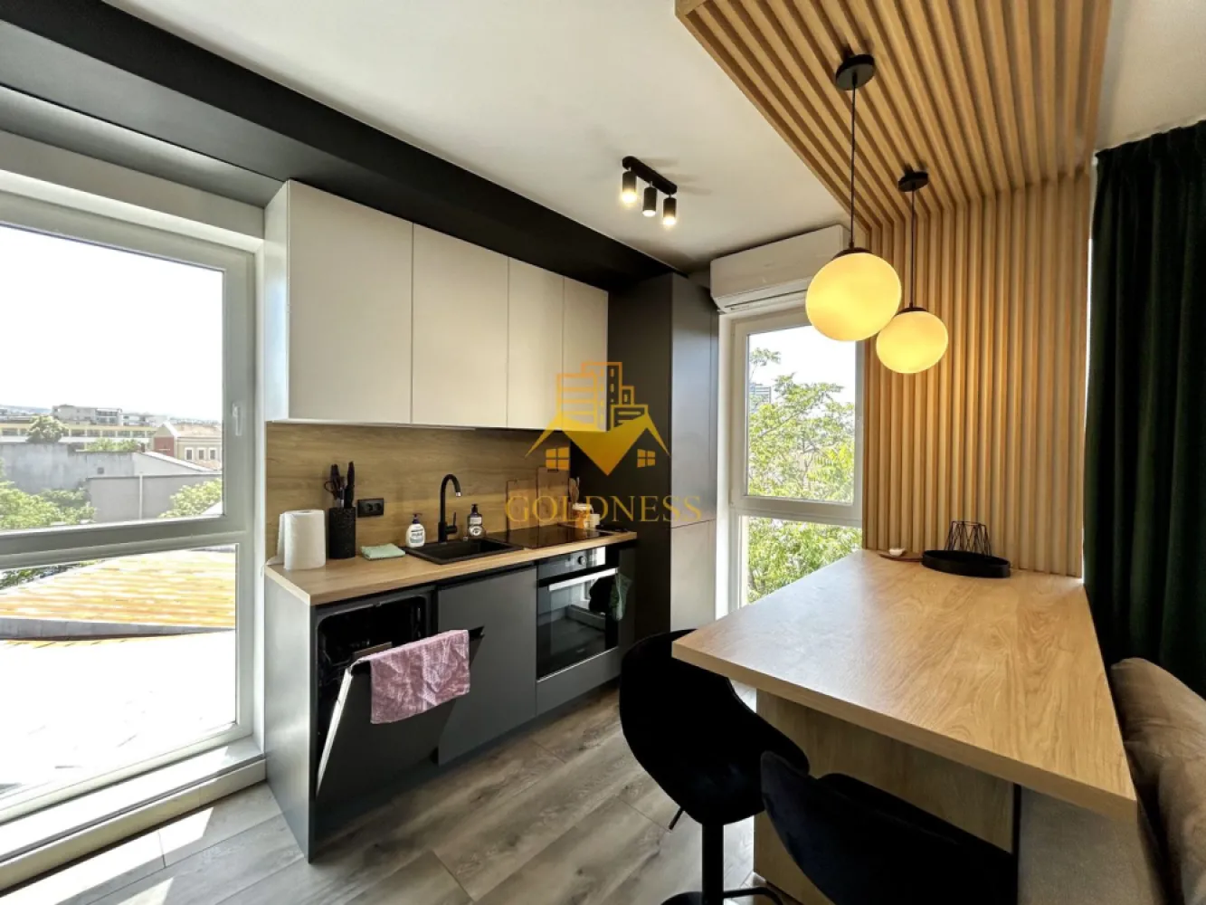 2 Camere Open space, Lidl, Parcare, Marasti, NTT Data, The Office - GOLDNESS Imobiliare vă propune spre închiriere un apartament cu 2 camere complet mobilat și utilat, la etajul 3 într-un imobil de 4 etaje, în Cartierul Marasti.
Parcare subterana inclusa!
Se află în apropierea stațiilor de transport în comun, magazine, restaurante, spații verzi, farmacii, etc. 

Apartamentul este compartimentat astfel:
 - dormitor cu pat matrimonial, dressing, noptiere, balcon 6 mp
 - living cu bucatarie open space complet utilată și mobilată, canapea extensibilă, loc de servit masa, balcon 6 mp
 - baie cu dus walk-in, calorifer port prosop și dulap pentru depozitare.

Imobilul este dotat cu toate cele necesare- centrală proprie, frigider, aragaz, hotă, mașină de spălat haine, etc. 

Dacă sunteți interesați de acest apartament și doriți să îl vizionați, dar și pentru alte oferte nu ezitați să ne contactați telefonic sau prin e-mail. Vă stăm la dispoziție!
Pentru intermediere se percepe un comision de 50% din prețul chiriei!