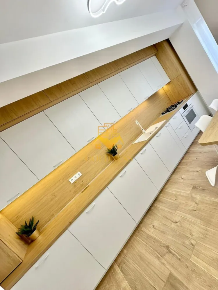 3 camere, Premium, bloc nou, parcare, bloc nou, Urusagului, Zona Profi - GOLDNESS Imobiliare vă propune spre închiriere un apartament cu 3 camere complet mobilat și utilat, la etajul 2 într-un imobil de 3 etaje, în Floresti.
Dispune de loc de parcare in subteran inclus in pret!
Se află în apropierea stațiilor de transport în comun, magazine, restaurante, spații verzi, farmacii, etc. 

Apartamentul este compartimentat astfel:
 - dormitor cu pat matrimonial, dressing, noptiere
 - dormitor care se mobileaza la cere
 - living cu bucatarie open space complet utilată și mobilată, canapea extensibilă, loc de servit masa 
 - baie cu cabina de dus, calorifer port prosop și dulap pentru depozitare.
 - balcon de 4 mp.

Imobilul este dotat cu toate cele necesare- centrală proprie, frigider, aragaz, hotă, mașină de spălat haine, etc. 

Dacă sunteți interesați de acest apartament și doriți să îl vizionați, dar și pentru alte oferte nu ezitați să ne contactați telefonic sau prin e-mail. Vă stăm la dispoziție!

Pentru intermediere se percepe un comision de 50% din prețul chiriei!
