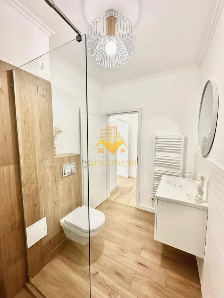 3 camere, Premium, bloc nou, parcare, bloc nou, Urusagului, Zona Profi - GOLDNESS Imobiliare vă propune spre închiriere un apartament cu 3 camere complet mobilat și utilat, la etajul 2 într-un imobil de 3 etaje, în Floresti.
Dispune de loc de parcare in subteran inclus in pret!
Se află în apropierea stațiilor de transport în comun, magazine, restaurante, spații verzi, farmacii, etc. 

Apartamentul este compartimentat astfel:
 - dormitor cu pat matrimonial, dressing, noptiere
 - dormitor care se mobileaza la cere
 - living cu bucatarie open space complet utilată și mobilată, canapea extensibilă, loc de servit masa 
 - baie cu cabina de dus, calorifer port prosop și dulap pentru depozitare.
 - balcon de 4 mp.

Imobilul este dotat cu toate cele necesare- centrală proprie, frigider, aragaz, hotă, mașină de spălat haine, etc. 

Dacă sunteți interesați de acest apartament și doriți să îl vizionați, dar și pentru alte oferte nu ezitați să ne contactați telefonic sau prin e-mail. Vă stăm la dispoziție!

Pentru intermediere se percepe un comision de 50% din prețul chiriei!