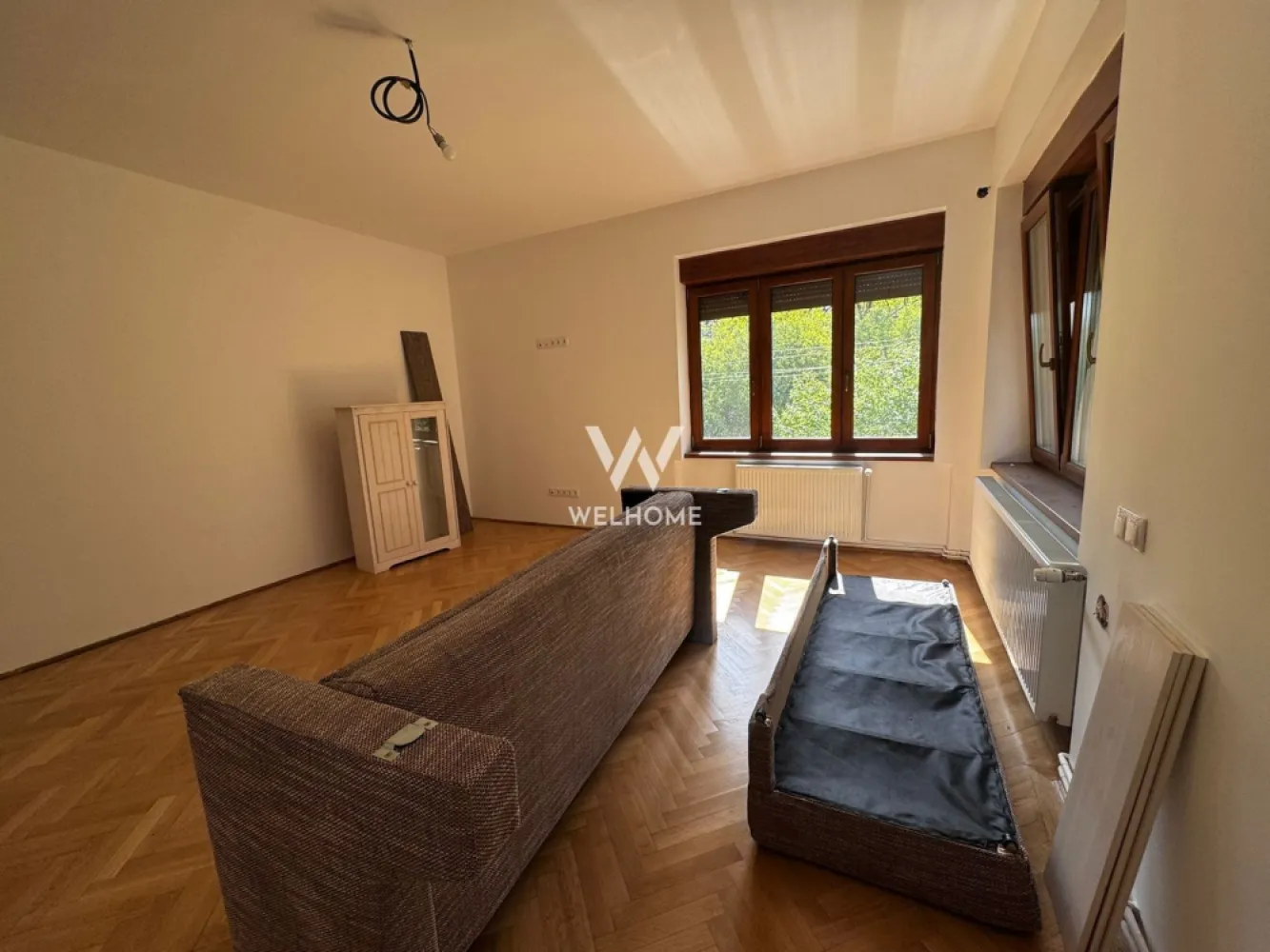 Apartament la casa de inchiriat, Parcul Sub Arini - Va oferim spre inchiriere un apartament la casa, cu vedere directa la parcului Sub Arini, pe strada Martin Hochmeister.
Etajul 1
Complet renovat, in curs de mobilare. 

Compartimentare:
zona de bucatarie, baie, doua camere mari

Pret: 700 euro/luna
0752.088.381 Roxana