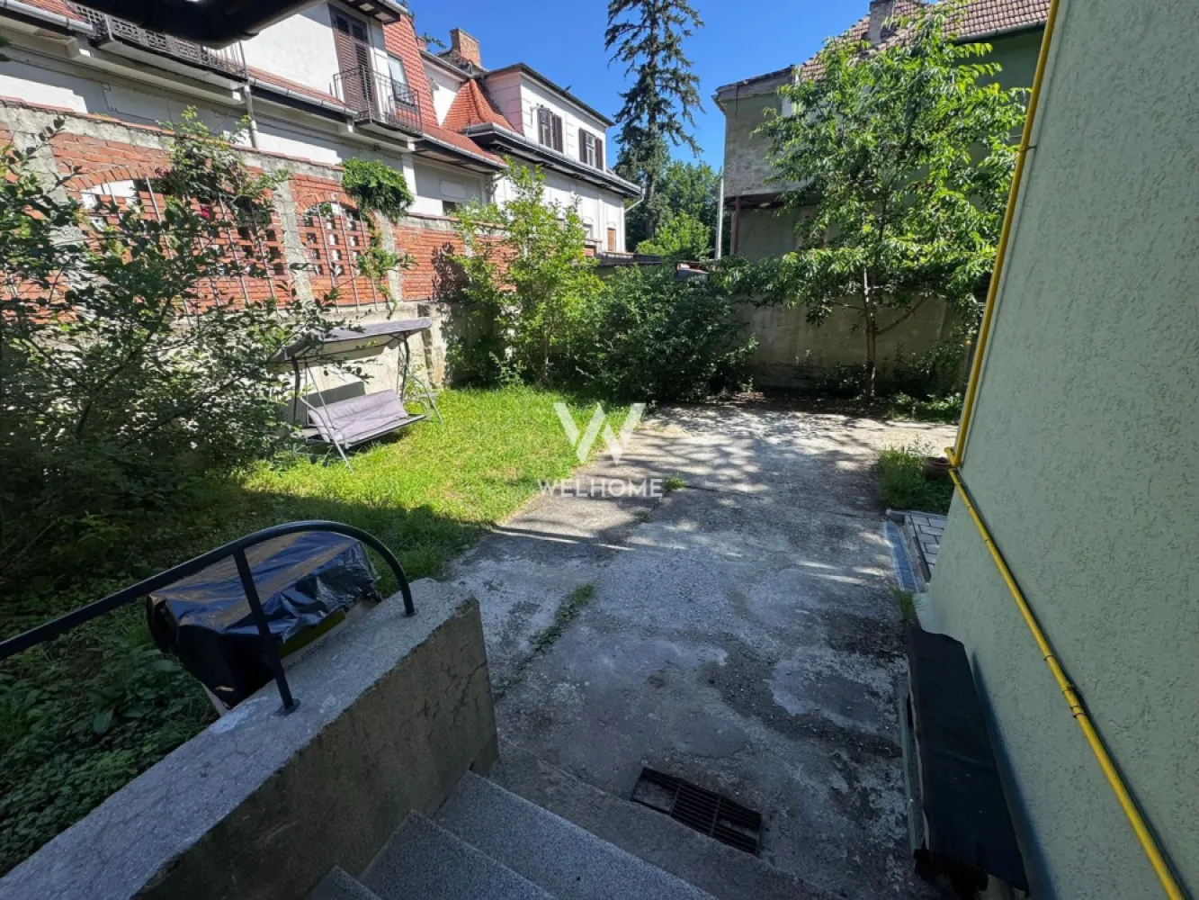 Apartament la casa de inchiriat, Parcul Sub Arini - Va oferim spre inchiriere un apartament la casa, cu vedere directa la parcului Sub Arini, pe strada Martin Hochmeister.
Etajul 1
Complet renovat, in curs de mobilare. 

Compartimentare:
zona de bucatarie, baie, doua camere mari

Pret: 700 euro/luna
0752.088.381 Roxana