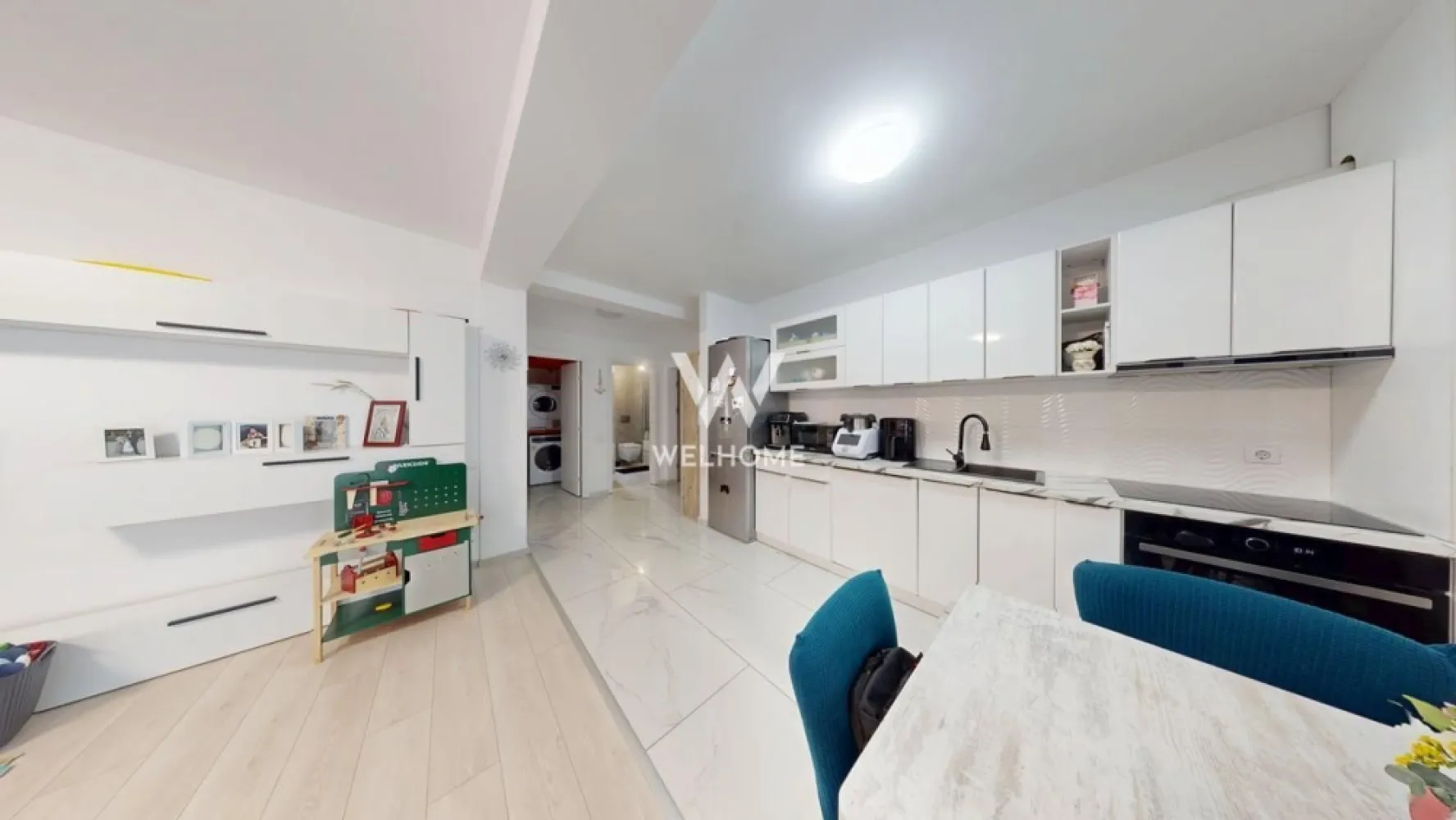 Ap modern, 60 mp utili, loc de parcare inclus - Welhome Imobiliare vă propune spre vânzare un apartament cu 2 camere, situat în Șelimbăr, în zona străzii Triajului, la parterul unui imobil cu regim redus de înălțime (P+3).

Cu o suprafață utilă de 60 mp, locuința este complet mobilată și utilată, fiind pregătită pentru mutare imediată. Proprietatea reprezintă o alegere excelentă atât pentru locuit, cât și pentru investiție, datorită posibilității de închiriere imediată.

Compartimentare:
- Hol de acces
- Living cu bucătărie open-space
- Dormitor spațios
- Debara
- Baie cu geam de aerisire

Avantaje:
- Complet mobilat și utilat
- Loc de parcare inclus în fața blocului
- Parter – acces facil
- Zonă liniștită și în dezvoltare
- Acces rapid către Sibiu
- Ideal pentru locuit sau investiție
- Intabulat, disponibil pentru achiziție prin credit bancar

Apartamentul se predă exact ca în fotografii și este disponibil imediat.

Pentru mai multe informații și programarea unei vizionări, contactați Welhome Imobiliare.