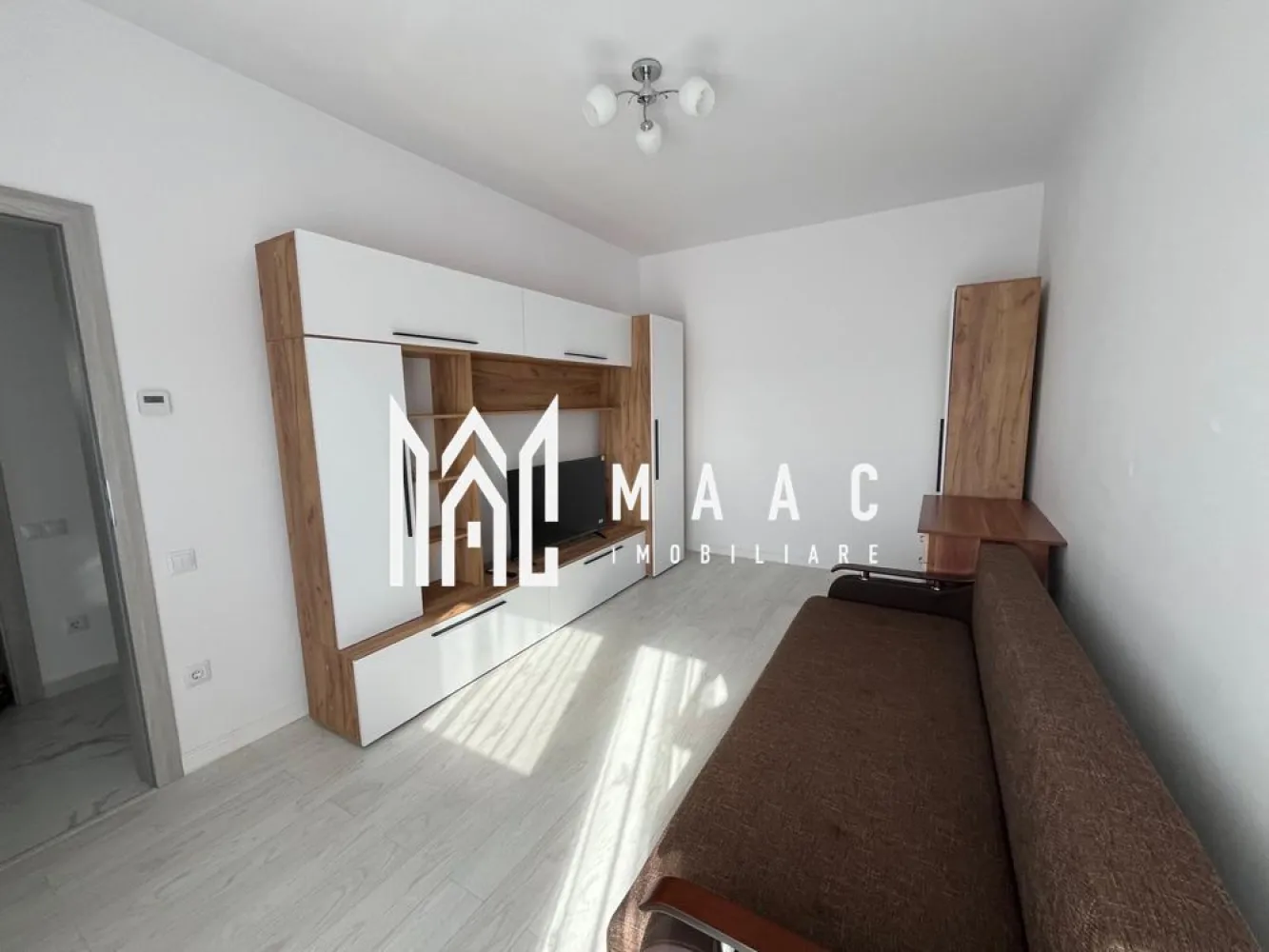 Apartament 2 camere | Balcon | Parcare | Tineretului - MAAC Imobiliare vă propune spre închiriere un apartament cu 2 camere, situat în cartierul Deventer din Sibiu, într-un bloc nou, amplasat într-o zonă liniștită și în continuă dezvoltare.

Apartamentul se afla la prima închiriere, este situat la etajul 3 al unui imobil cu regim de înălțime P+4, dotat cu lift, și se închiriază complet mobilat și utilat. Proprietatea beneficiază de finisaje moderne și dotări de calitate, fiind ideală pentru persoanele care își doresc confort și eficiență.

Detalii proprietate:
Apartament cu 2 camere
Etaj 3 din 4
Bloc nou cu lift
Balcon
Loc de parcare inclus

Dotări și beneficii:
Încălzire în pardoseală
Ferestre tripan
Combină frigorifică Full No Frost
Mașină de spălat vase
Mașină de spălat rufe
Smart TV 4K
Plită pe gaz
Cuptor electric
Complet mobilat și utilat

Condiții de închiriere:
Închiriere pe termen lung
Nu se acceptă animale de companie

Pentru mai multe detalii sau pentru a programa o vizionare, va rugam specificati telefonic ID: CP3177568.