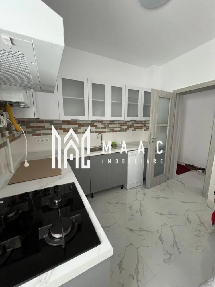 Apartament 2 camere | Balcon | Parcare | Tineretului - MAAC Imobiliare vă propune spre închiriere un apartament cu 2 camere, situat în cartierul Deventer din Sibiu, într-un bloc nou, amplasat într-o zonă liniștită și în continuă dezvoltare.

Apartamentul se afla la prima închiriere, este situat la etajul 3 al unui imobil cu regim de înălțime P+4, dotat cu lift, și se închiriază complet mobilat și utilat. Proprietatea beneficiază de finisaje moderne și dotări de calitate, fiind ideală pentru persoanele care își doresc confort și eficiență.

Detalii proprietate:
Apartament cu 2 camere
Etaj 3 din 4
Bloc nou cu lift
Balcon
Loc de parcare inclus

Dotări și beneficii:
Încălzire în pardoseală
Ferestre tripan
Combină frigorifică Full No Frost
Mașină de spălat vase
Mașină de spălat rufe
Smart TV 4K
Plită pe gaz
Cuptor electric
Complet mobilat și utilat

Condiții de închiriere:
Închiriere pe termen lung
Nu se acceptă animale de companie

Pentru mai multe detalii sau pentru a programa o vizionare, va rugam specificati telefonic ID: CP3177568.
