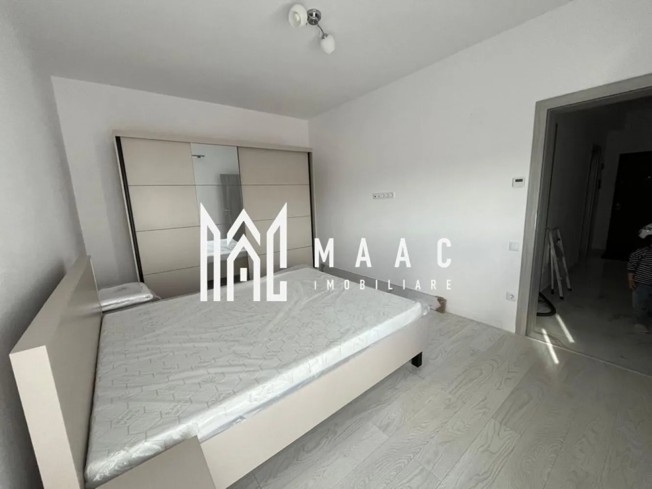Apartament 2 camere | Balcon | Parcare | Tineretului - MAAC Imobiliare vă propune spre închiriere un apartament cu 2 camere, situat în cartierul Deventer din Sibiu, într-un bloc nou, amplasat într-o zonă liniștită și în continuă dezvoltare.

Apartamentul se afla la prima închiriere, este situat la etajul 3 al unui imobil cu regim de înălțime P+4, dotat cu lift, și se închiriază complet mobilat și utilat. Proprietatea beneficiază de finisaje moderne și dotări de calitate, fiind ideală pentru persoanele care își doresc confort și eficiență.

Detalii proprietate:
Apartament cu 2 camere
Etaj 3 din 4
Bloc nou cu lift
Balcon
Loc de parcare inclus

Dotări și beneficii:
Încălzire în pardoseală
Ferestre tripan
Combină frigorifică Full No Frost
Mașină de spălat vase
Mașină de spălat rufe
Smart TV 4K
Plită pe gaz
Cuptor electric
Complet mobilat și utilat

Condiții de închiriere:
Închiriere pe termen lung
Nu se acceptă animale de companie

Pentru mai multe detalii sau pentru a programa o vizionare, va rugam specificati telefonic ID: CP3177568.