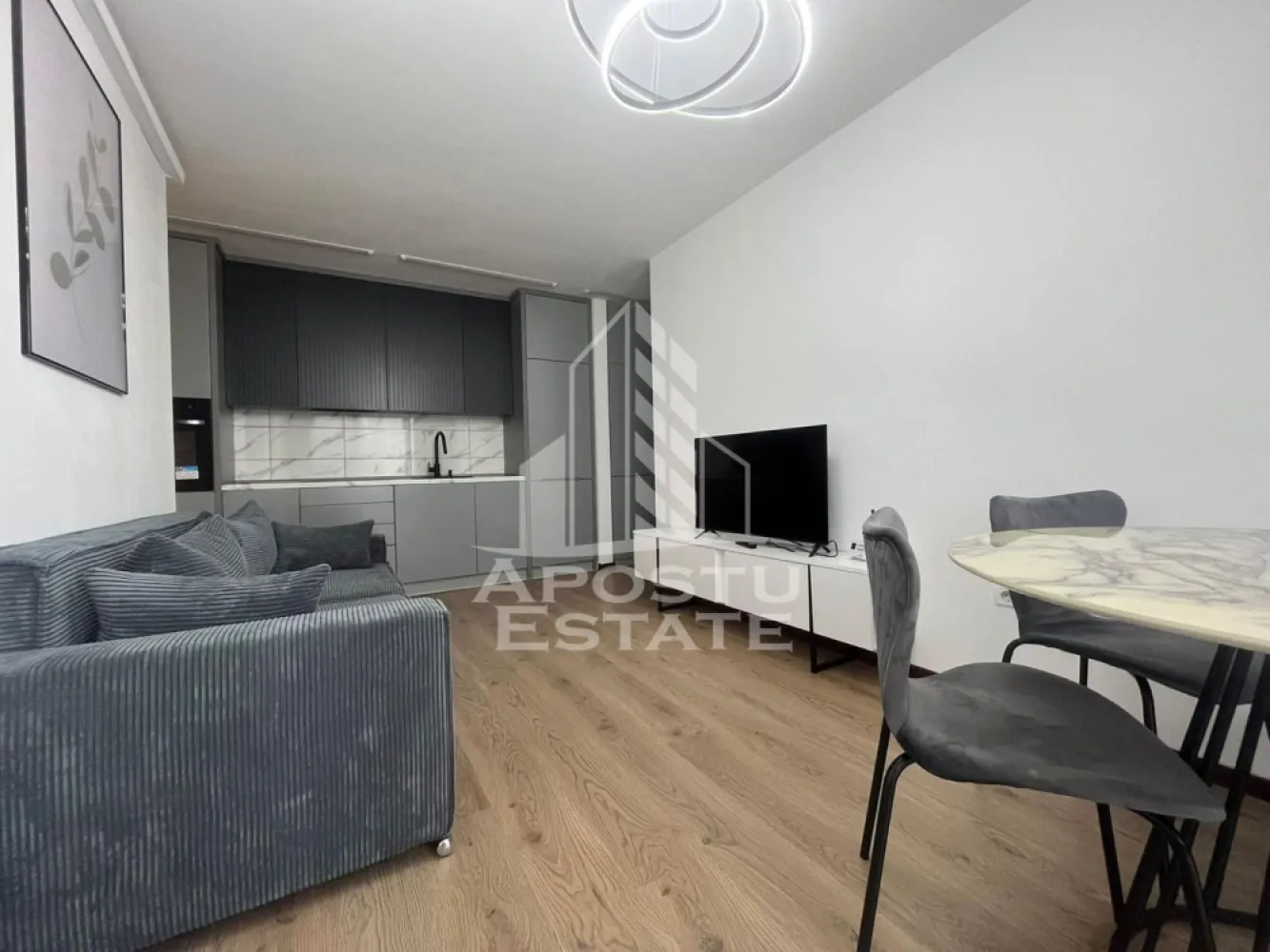 Apartament lux, 3 camere zona Orizont - Apostu Estate vă propune spre închiriere un apartament superb, situat într-una dintre cele mai căutate zone ale Aradului, zona Orizont (Micalaca), chiar lângă Pizzeria Boccaccio.
 Locuința se află într-un bloc nou (construcție 2010), oferind confortul și siguranța unei clădiri moderne.
 Detalii principale:Compartimentare: 3 camere spațioase și luminoase.Băi: 2 băi (o baie principală și o baie de serviciu).
Configurație flexibilă: Una dintre camere poate fi amenajată ideal ca birou, perfect pentru lucrul de acasă.Stare: Recent renovat, mobilier și finisaje moderne, aspect impecabil.
 Dotări și utilități: Mobilat și utilat complet: Gata pentru mutare imediată.Confort termic: Centrală proprie pe gaz și calorifere (costuri optimizate de întreținere).
Conexiunea la Internet și Cablu TV se face individual, pe numele chiriașului, pentru flexibilitate totală.
 Locație și Facilități:Zona Orizont, reper Pizzeria Boccaccio.Acces facil la mijloace de transport în comun, supermarketuri, farmacii și zone verzi.
 Condiții de închiriere:Perioadă minimă contract: 12 luni.Se caută chiriași serioși care să aprecieze calitatea și curățenia.