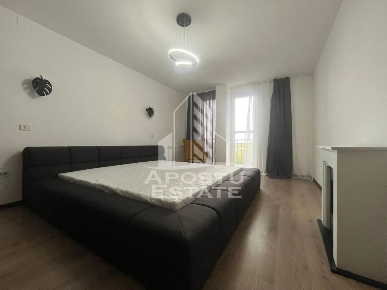 Apartament lux, 3 camere zona Orizont - Apostu Estate vă propune spre închiriere un apartament superb, situat într-una dintre cele mai căutate zone ale Aradului, zona Orizont (Micalaca), chiar lângă Pizzeria Boccaccio.
 Locuința se află într-un bloc nou (construcție 2010), oferind confortul și siguranța unei clădiri moderne.
 Detalii principale:Compartimentare: 3 camere spațioase și luminoase.Băi: 2 băi (o baie principală și o baie de serviciu).
Configurație flexibilă: Una dintre camere poate fi amenajată ideal ca birou, perfect pentru lucrul de acasă.Stare: Recent renovat, mobilier și finisaje moderne, aspect impecabil.
 Dotări și utilități: Mobilat și utilat complet: Gata pentru mutare imediată.Confort termic: Centrală proprie pe gaz și calorifere (costuri optimizate de întreținere).
Conexiunea la Internet și Cablu TV se face individual, pe numele chiriașului, pentru flexibilitate totală.
 Locație și Facilități:Zona Orizont, reper Pizzeria Boccaccio.Acces facil la mijloace de transport în comun, supermarketuri, farmacii și zone verzi.
 Condiții de închiriere:Perioadă minimă contract: 12 luni.Se caută chiriași serioși care să aprecieze calitatea și curățenia.