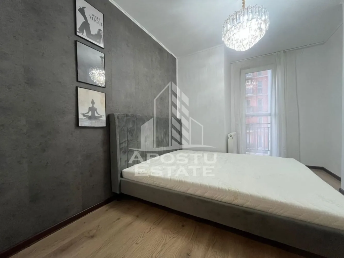 Apartament lux, 3 camere zona Orizont - Apostu Estate vă propune spre închiriere un apartament superb, situat într-una dintre cele mai căutate zone ale Aradului, zona Orizont (Micalaca), chiar lângă Pizzeria Boccaccio.
 Locuința se află într-un bloc nou (construcție 2010), oferind confortul și siguranța unei clădiri moderne.
 Detalii principale:Compartimentare: 3 camere spațioase și luminoase.Băi: 2 băi (o baie principală și o baie de serviciu).
Configurație flexibilă: Una dintre camere poate fi amenajată ideal ca birou, perfect pentru lucrul de acasă.Stare: Recent renovat, mobilier și finisaje moderne, aspect impecabil.
 Dotări și utilități: Mobilat și utilat complet: Gata pentru mutare imediată.Confort termic: Centrală proprie pe gaz și calorifere (costuri optimizate de întreținere).
Conexiunea la Internet și Cablu TV se face individual, pe numele chiriașului, pentru flexibilitate totală.
 Locație și Facilități:Zona Orizont, reper Pizzeria Boccaccio.Acces facil la mijloace de transport în comun, supermarketuri, farmacii și zone verzi.
 Condiții de închiriere:Perioadă minimă contract: 12 luni.Se caută chiriași serioși care să aprecieze calitatea și curățenia.