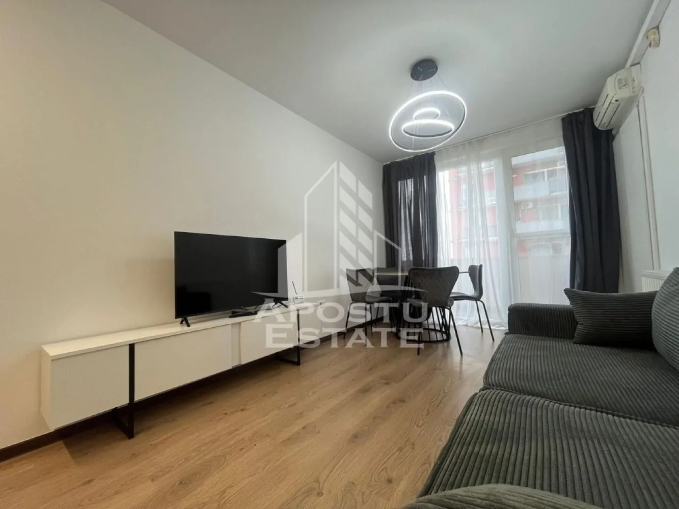 Apartament lux, 3 camere zona Orizont - Apostu Estate vă propune spre închiriere un apartament superb, situat într-una dintre cele mai căutate zone ale Aradului, zona Orizont (Micalaca), chiar lângă Pizzeria Boccaccio.
 Locuința se află într-un bloc nou (construcție 2010), oferind confortul și siguranța unei clădiri moderne.
 Detalii principale:Compartimentare: 3 camere spațioase și luminoase.Băi: 2 băi (o baie principală și o baie de serviciu).
Configurație flexibilă: Una dintre camere poate fi amenajată ideal ca birou, perfect pentru lucrul de acasă.Stare: Recent renovat, mobilier și finisaje moderne, aspect impecabil.
 Dotări și utilități: Mobilat și utilat complet: Gata pentru mutare imediată.Confort termic: Centrală proprie pe gaz și calorifere (costuri optimizate de întreținere).
Conexiunea la Internet și Cablu TV se face individual, pe numele chiriașului, pentru flexibilitate totală.
 Locație și Facilități:Zona Orizont, reper Pizzeria Boccaccio.Acces facil la mijloace de transport în comun, supermarketuri, farmacii și zone verzi.
 Condiții de închiriere:Perioadă minimă contract: 12 luni.Se caută chiriași serioși care să aprecieze calitatea și curățenia.