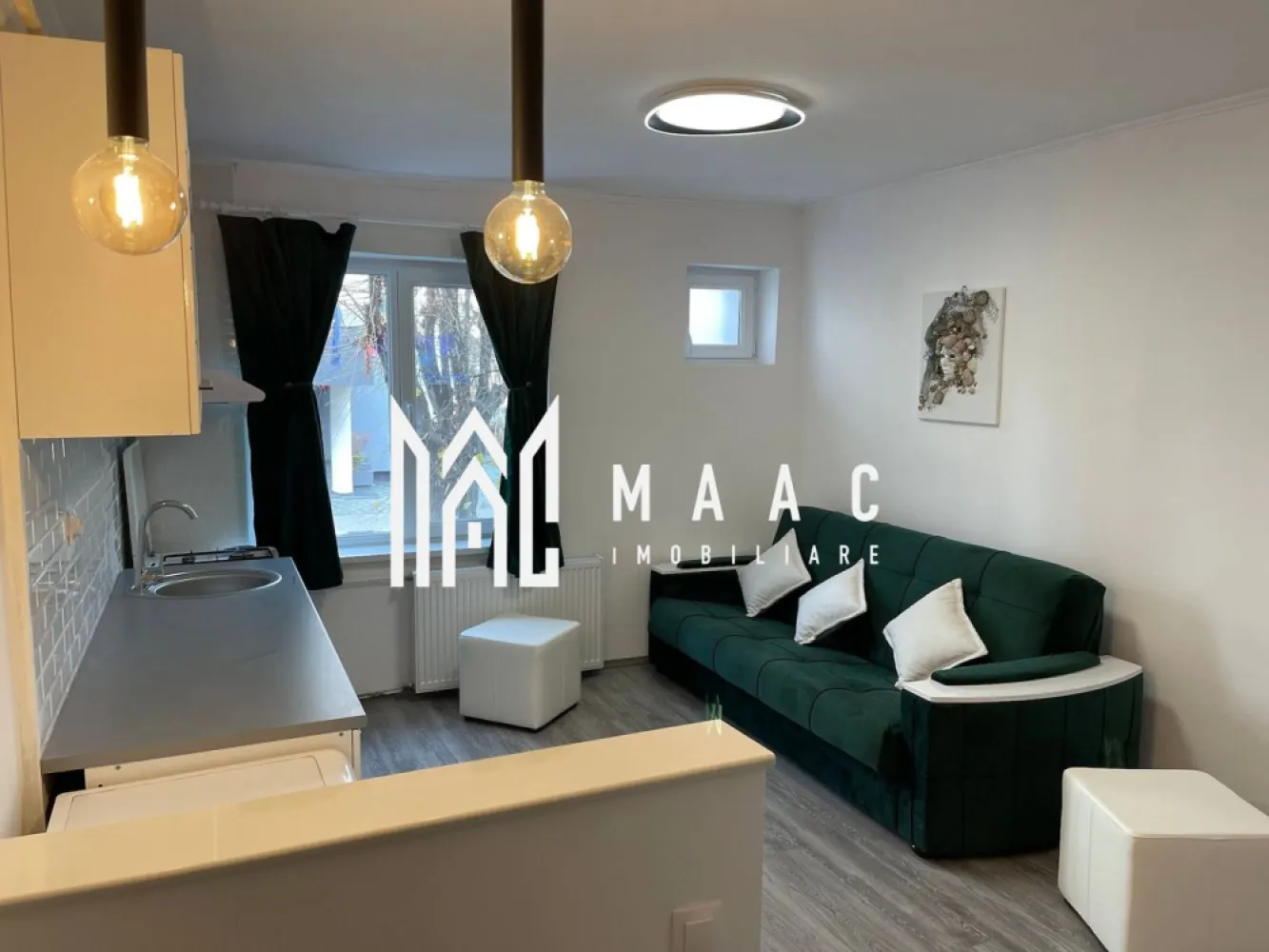 Apartament modern Ultracentral | Loc de parcare inclus | 2 balcoane | - MAAC Imobiliare vă propune spre vânzare un apartament cu 3 camere, finisat și utilat modern, situat în zona ultracentrală, ideal pentru mutare imediată și dotat cu parcare inclusă și boxă la subsol.
Zonă ultracentrală 
Școli și grădinițe în imediata apropiere.
Acces facil către Piața Centrală.
Parcuri și locuri de agrement la câțiva pași.
Dormitoare: 2 camere luminoase și spațioase.
Bucătărie: Spațiu generos, complet mobilat și utilat.
Balcoane: 2 terase foarte mari, ideale pentru relaxare.
Baie: Dotată cu geam exterior pentru aerisire naturală.
Depozitare: Boxă proprie situată la subsolul blocului.
Parcare: Loc de parcare privat inclus în preț.
Interior: Finisaje moderne de calitate superioară.
Mobilier: Se vinde complet mobilat și utilat.
Disponibilitate: Eliberabil imediat, cheile se predau la semnare.

Pentru a stabili o vizionare sau pentru a afla detalii despre preț, vă rugăm să ne contactați menționând agenția MAAC Imobiliare ID 3177506