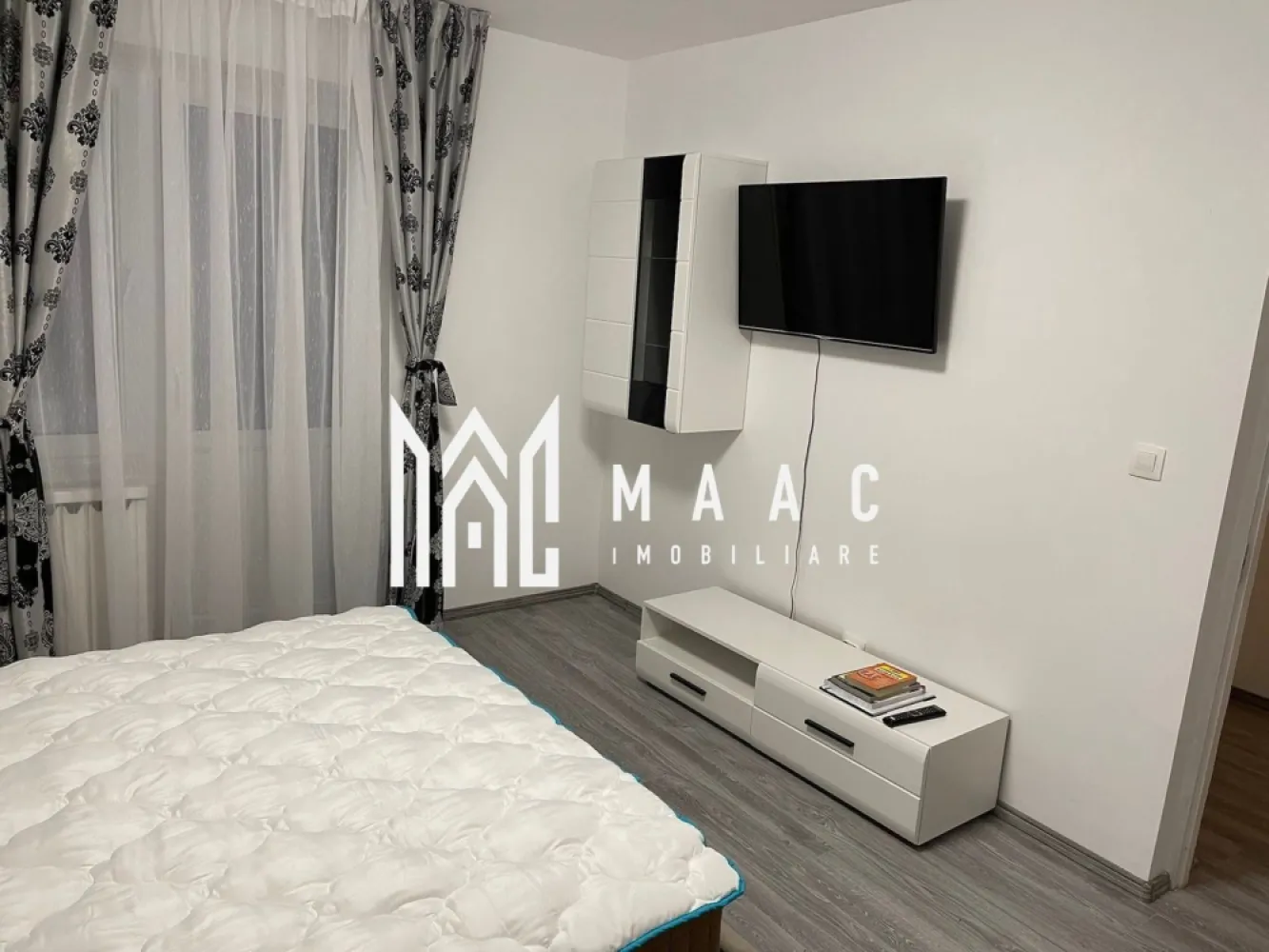 Apartament modern Ultracentral | Loc de parcare inclus | 2 balcoane | - MAAC Imobiliare vă propune spre vânzare un apartament cu 3 camere, finisat și utilat modern, situat în zona ultracentrală, ideal pentru mutare imediată și dotat cu parcare inclusă și boxă la subsol.
Zonă ultracentrală 
Școli și grădinițe în imediata apropiere.
Acces facil către Piața Centrală.
Parcuri și locuri de agrement la câțiva pași.
Dormitoare: 2 camere luminoase și spațioase.
Bucătărie: Spațiu generos, complet mobilat și utilat.
Balcoane: 2 terase foarte mari, ideale pentru relaxare.
Baie: Dotată cu geam exterior pentru aerisire naturală.
Depozitare: Boxă proprie situată la subsolul blocului.
Parcare: Loc de parcare privat inclus în preț.
Interior: Finisaje moderne de calitate superioară.
Mobilier: Se vinde complet mobilat și utilat.
Disponibilitate: Eliberabil imediat, cheile se predau la semnare.

Pentru a stabili o vizionare sau pentru a afla detalii despre preț, vă rugăm să ne contactați menționând agenția MAAC Imobiliare ID 3177506