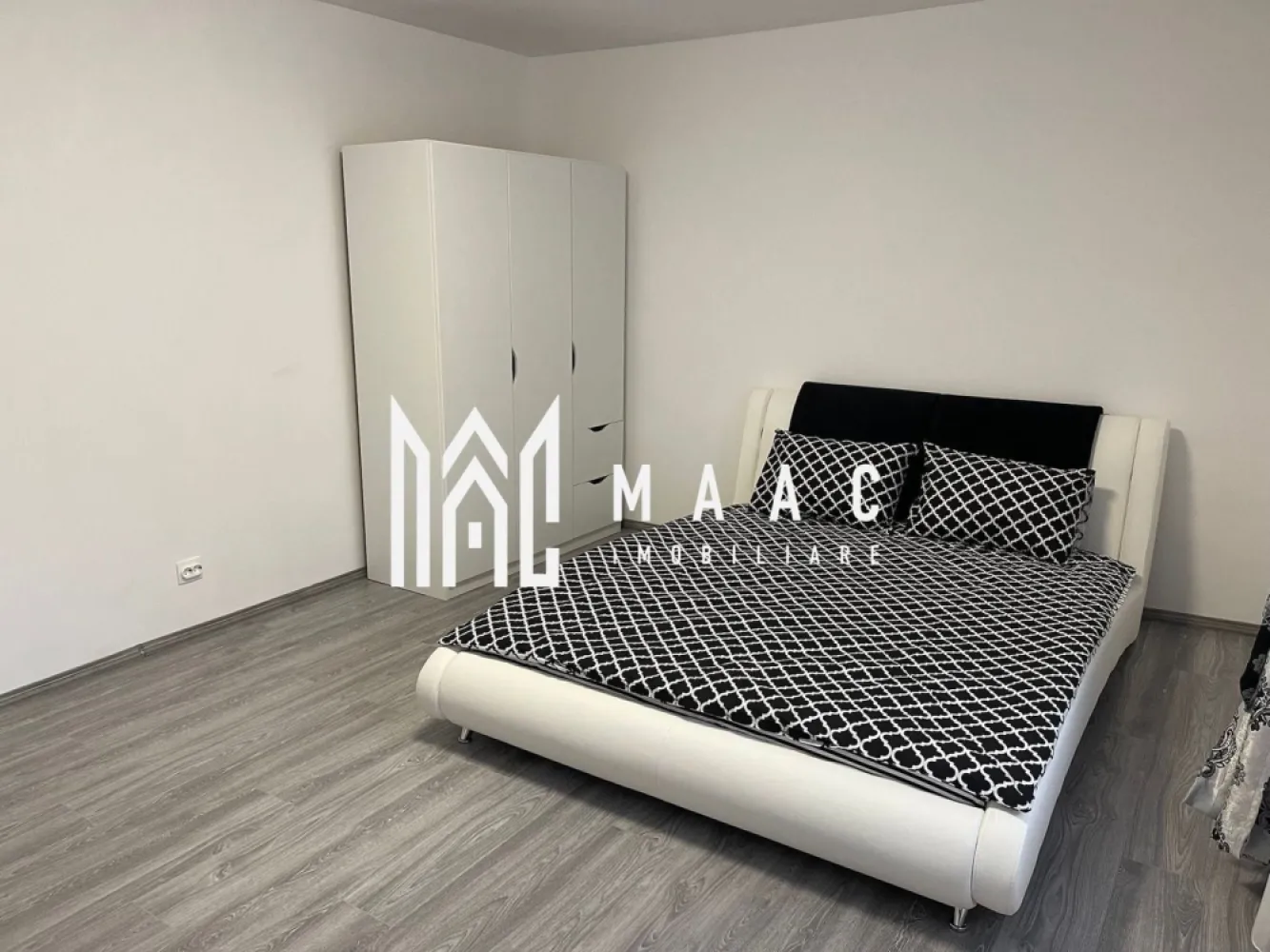 Apartament modern Ultracentral | Loc de parcare inclus | 2 balcoane | - MAAC Imobiliare vă propune spre vânzare un apartament cu 3 camere, finisat și utilat modern, situat în zona ultracentrală, ideal pentru mutare imediată și dotat cu parcare inclusă și boxă la subsol.
Zonă ultracentrală 
Școli și grădinițe în imediata apropiere.
Acces facil către Piața Centrală.
Parcuri și locuri de agrement la câțiva pași.
Dormitoare: 2 camere luminoase și spațioase.
Bucătărie: Spațiu generos, complet mobilat și utilat.
Balcoane: 2 terase foarte mari, ideale pentru relaxare.
Baie: Dotată cu geam exterior pentru aerisire naturală.
Depozitare: Boxă proprie situată la subsolul blocului.
Parcare: Loc de parcare privat inclus în preț.
Interior: Finisaje moderne de calitate superioară.
Mobilier: Se vinde complet mobilat și utilat.
Disponibilitate: Eliberabil imediat, cheile se predau la semnare.

Pentru a stabili o vizionare sau pentru a afla detalii despre preț, vă rugăm să ne contactați menționând agenția MAAC Imobiliare ID 3177506