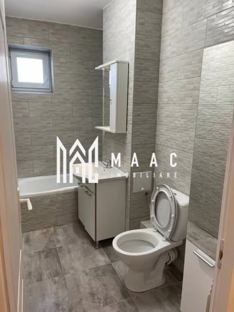 Apartament modern Ultracentral | Loc de parcare inclus | 2 balcoane | - MAAC Imobiliare vă propune spre vânzare un apartament cu 3 camere, finisat și utilat modern, situat în zona ultracentrală, ideal pentru mutare imediată și dotat cu parcare inclusă și boxă la subsol.
Zonă ultracentrală 
Școli și grădinițe în imediata apropiere.
Acces facil către Piața Centrală.
Parcuri și locuri de agrement la câțiva pași.
Dormitoare: 2 camere luminoase și spațioase.
Bucătărie: Spațiu generos, complet mobilat și utilat.
Balcoane: 2 terase foarte mari, ideale pentru relaxare.
Baie: Dotată cu geam exterior pentru aerisire naturală.
Depozitare: Boxă proprie situată la subsolul blocului.
Parcare: Loc de parcare privat inclus în preț.
Interior: Finisaje moderne de calitate superioară.
Mobilier: Se vinde complet mobilat și utilat.
Disponibilitate: Eliberabil imediat, cheile se predau la semnare.

Pentru a stabili o vizionare sau pentru a afla detalii despre preț, vă rugăm să ne contactați menționând agenția MAAC Imobiliare ID 3177506