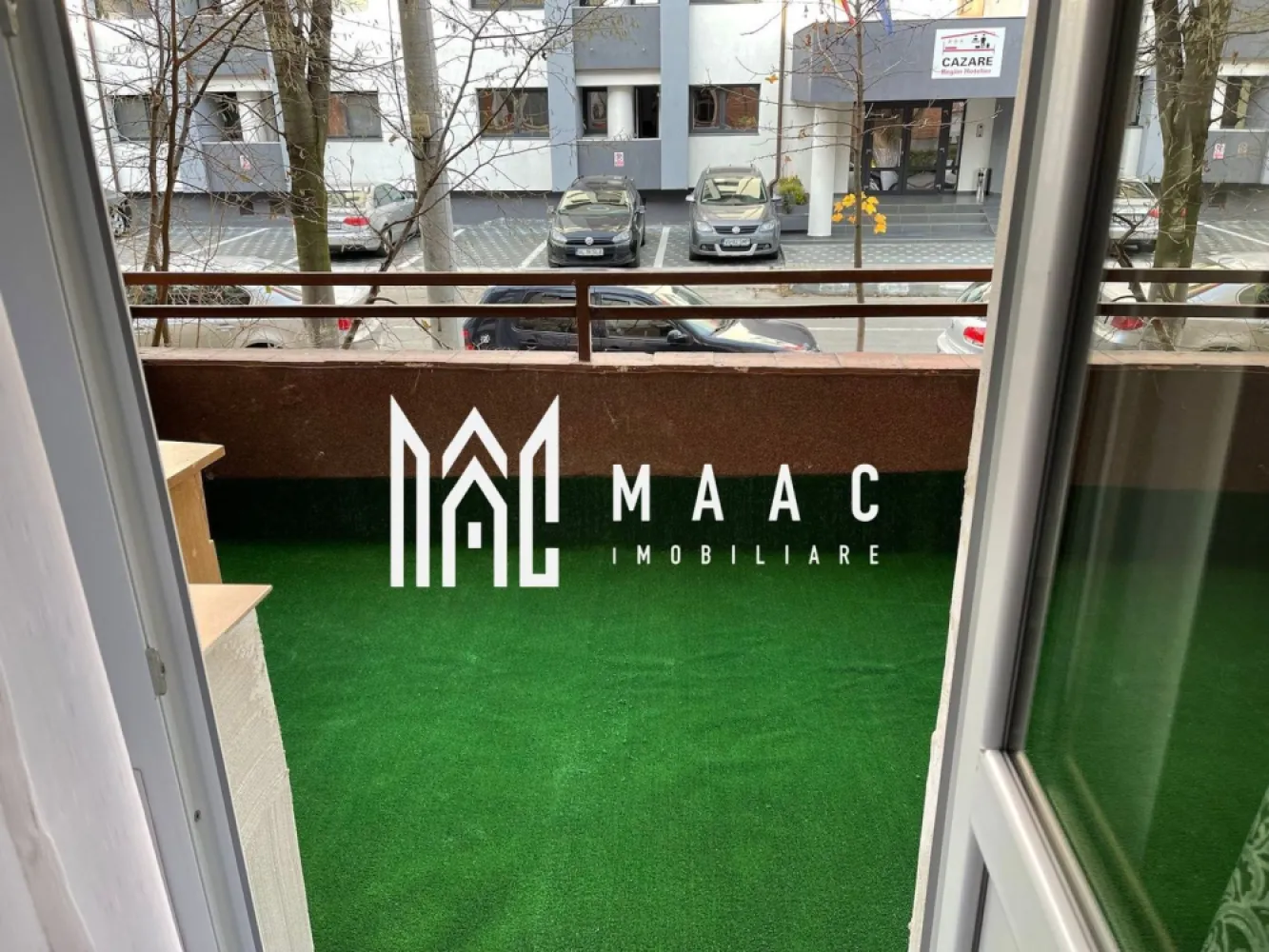 Apartament modern Ultracentral | Loc de parcare inclus | 2 balcoane | - MAAC Imobiliare vă propune spre vânzare un apartament cu 3 camere, finisat și utilat modern, situat în zona ultracentrală, ideal pentru mutare imediată și dotat cu parcare inclusă și boxă la subsol.
Zonă ultracentrală 
Școli și grădinițe în imediata apropiere.
Acces facil către Piața Centrală.
Parcuri și locuri de agrement la câțiva pași.
Dormitoare: 2 camere luminoase și spațioase.
Bucătărie: Spațiu generos, complet mobilat și utilat.
Balcoane: 2 terase foarte mari, ideale pentru relaxare.
Baie: Dotată cu geam exterior pentru aerisire naturală.
Depozitare: Boxă proprie situată la subsolul blocului.
Parcare: Loc de parcare privat inclus în preț.
Interior: Finisaje moderne de calitate superioară.
Mobilier: Se vinde complet mobilat și utilat.
Disponibilitate: Eliberabil imediat, cheile se predau la semnare.

Pentru a stabili o vizionare sau pentru a afla detalii despre preț, vă rugăm să ne contactați menționând agenția MAAC Imobiliare ID 3177506