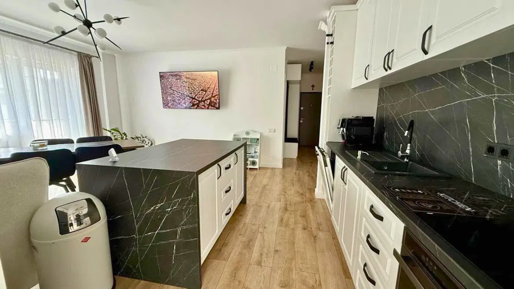 Apartament 3 camere | Comision 0 - Disponibil spre vânzare apartament cu 3 camere semidecomandat, situat pe strada Stejarului, la etajul 1 din 4, într-un imobil construit în 2023, prevăzut cu lift.Suprafața utilă este de 72 mp, la care se adaugă 18 mp de balcoane. Compartimentarea este practică:• living cu bucătărie open space• 2 dormitoare• 2 băi (una cu geam)• 2 balcoaneFiecare cameră are acces pe balcon, oferind lumină naturală și deschidere.Se vinde mobilat și utilat, conform fotografiilor.Dotări:• încălzire în pardoseală cu centrală proprie• tâmplărie PVC cu 3 sticle• izolație exterioară cu polistiren de 10 cmOpțional: loc de parcare și boxă.id: 64v/14Preț: 149.000 €Se acceptă achiziția prin credit bancar.Comision 0 pentru cumparator.Pentru detalii sau vizionare: 0784 878 355