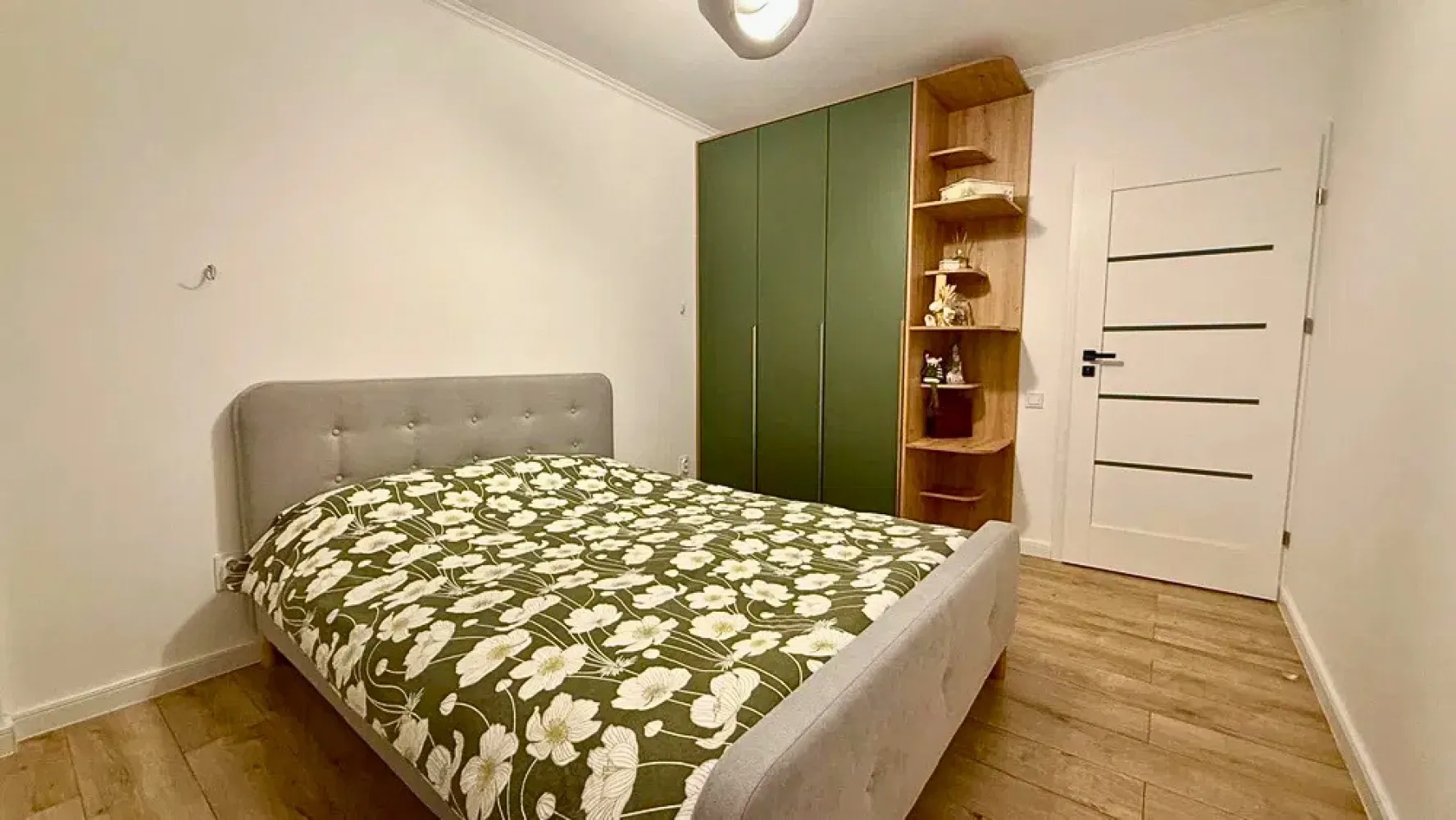 Apartament 3 camere | Comision 0 - Disponibil spre vânzare apartament cu 3 camere semidecomandat, situat pe strada Stejarului, la etajul 1 din 4, într-un imobil construit în 2023, prevăzut cu lift.Suprafața utilă este de 72 mp, la care se adaugă 18 mp de balcoane. Compartimentarea este practică:• living cu bucătărie open space• 2 dormitoare• 2 băi (una cu geam)• 2 balcoaneFiecare cameră are acces pe balcon, oferind lumină naturală și deschidere.Se vinde mobilat și utilat, conform fotografiilor.Dotări:• încălzire în pardoseală cu centrală proprie• tâmplărie PVC cu 3 sticle• izolație exterioară cu polistiren de 10 cmOpțional: loc de parcare și boxă.id: 64v/14Preț: 149.000 €Se acceptă achiziția prin credit bancar.Comision 0 pentru cumparator.Pentru detalii sau vizionare: 0784 878 355