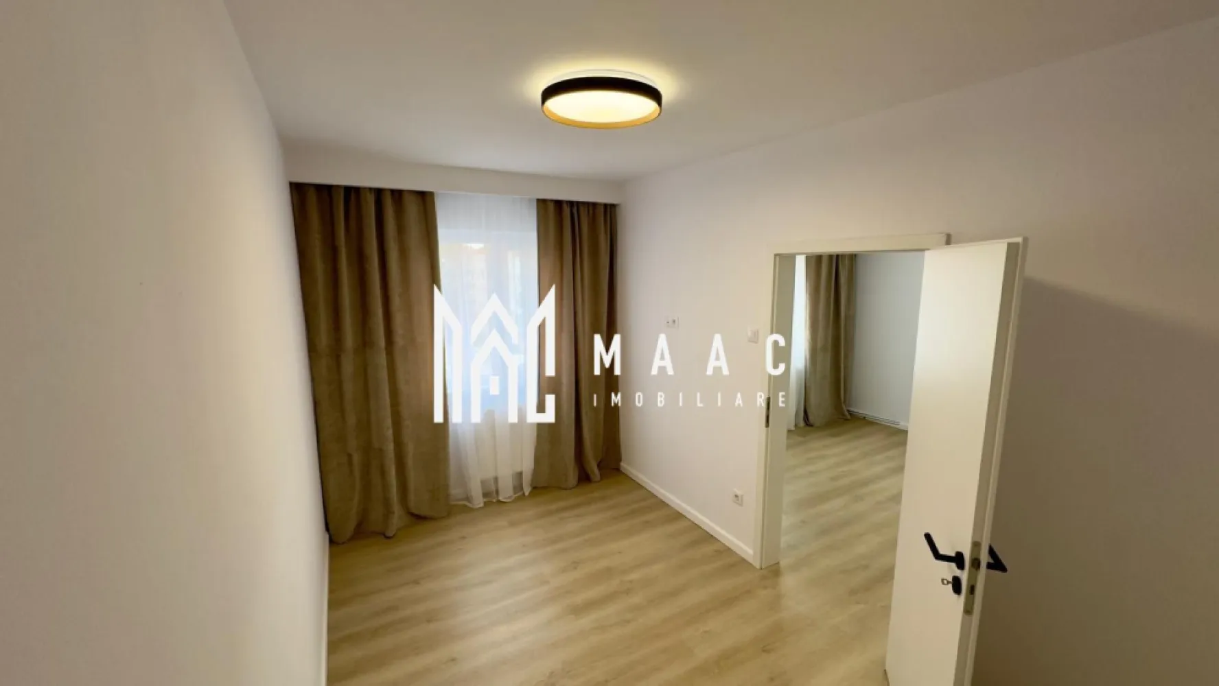 Apartament 2 camere semidecomandat | Hipodrom 1, Sibiu | 37 mp, etaj 3 - Apartament cu 2 camere semidecomandat, în Hipodrom 1, Sibiu, cu 37 mp utili și situat la etajul 3 din 5. Proprietatea este disponibilă pentru vânzare și se remarcă prin renovarea completă și finisajele moderne.

Detalii proprietate:
• 37 mp utili, apartament cu 2 camere semidecomandat
• Etaj 3 din 5, într-un imobil din cărămidă construit în 1980
• Renovat complet, cu instalații electrice și sanitare complet noi
• Centrală termică Ariston și baie complet amenajată
• Se vinde parțial mobilat; bucătăria este mobilată și utilată cu plită și hotă
• Restul camerelor sunt nemobilate

Zonă și acces:
Locația din Hipodrom 1 oferă acces rapid către grădinițe și școli generale, supermarketuri precum Lidl, Carrefour și Profi, dar și Piața Rahovei, aflată la câteva minute de mers pe jos. În apropiere se află și Parcul Sub Arini, baze sportive și zone verzi, iar stațiile de autobuz din proximitate asigură legături directe spre Centru și Shopping City.

Pentru mai multe detalii și programarea unei vizionări, contactați-ne și menționați codul anunțului CP3171077.