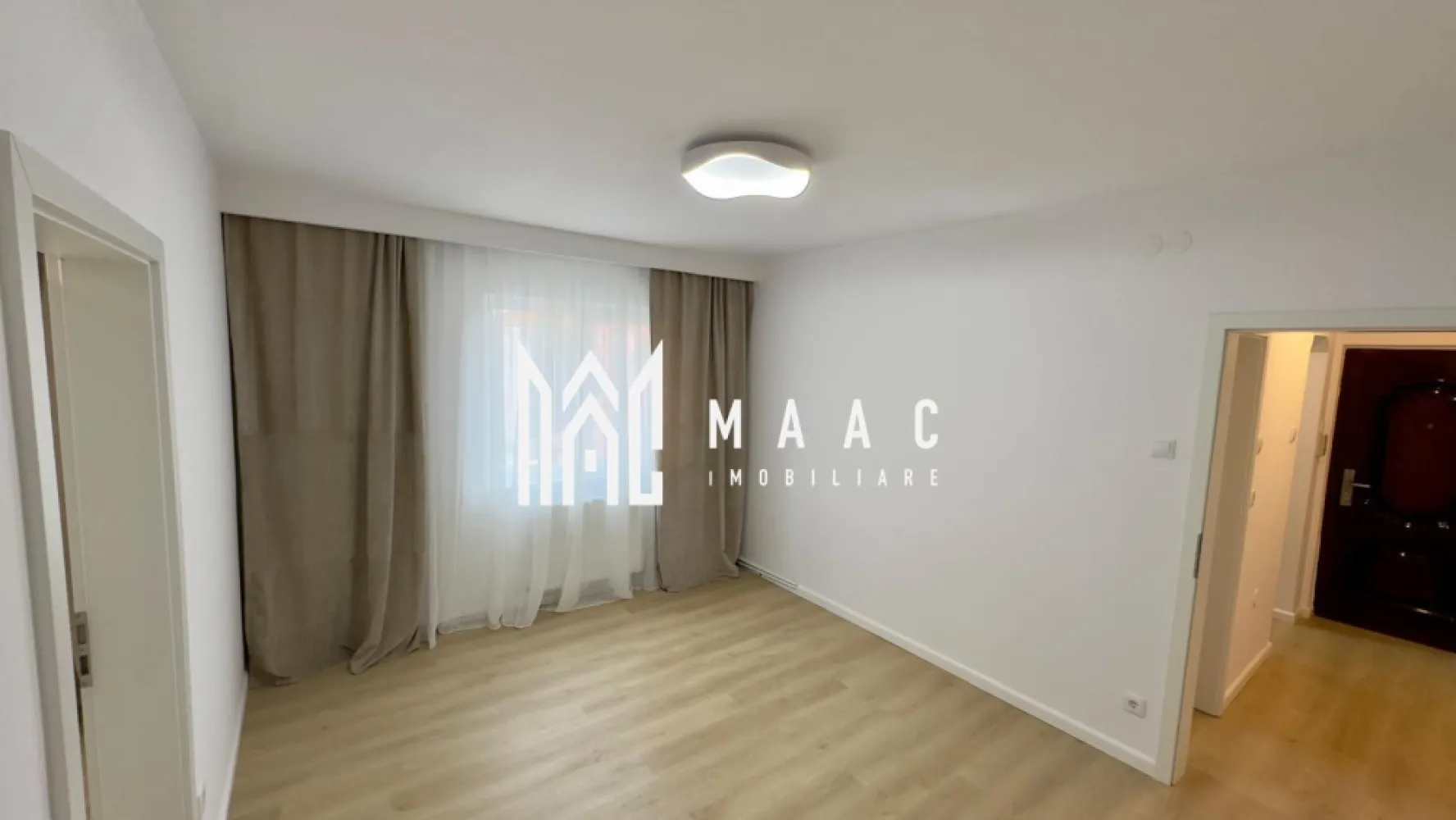 Apartament 2 camere semidecomandat | Hipodrom 1, Sibiu | 37 mp, etaj 3 - Apartament cu 2 camere semidecomandat, în Hipodrom 1, Sibiu, cu 37 mp utili și situat la etajul 3 din 5. Proprietatea este disponibilă pentru vânzare și se remarcă prin renovarea completă și finisajele moderne.

Detalii proprietate:
• 37 mp utili, apartament cu 2 camere semidecomandat
• Etaj 3 din 5, într-un imobil din cărămidă construit în 1980
• Renovat complet, cu instalații electrice și sanitare complet noi
• Centrală termică Ariston și baie complet amenajată
• Se vinde parțial mobilat; bucătăria este mobilată și utilată cu plită și hotă
• Restul camerelor sunt nemobilate

Zonă și acces:
Locația din Hipodrom 1 oferă acces rapid către grădinițe și școli generale, supermarketuri precum Lidl, Carrefour și Profi, dar și Piața Rahovei, aflată la câteva minute de mers pe jos. În apropiere se află și Parcul Sub Arini, baze sportive și zone verzi, iar stațiile de autobuz din proximitate asigură legături directe spre Centru și Shopping City.

Pentru mai multe detalii și programarea unei vizionări, contactați-ne și menționați codul anunțului CP3171077.