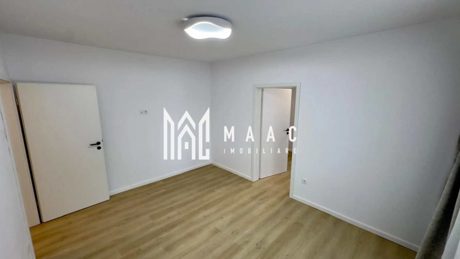 Apartament 2 camere semidecomandat | Hipodrom 1, Sibiu | 37 mp, etaj 3 - Apartament cu 2 camere semidecomandat, în Hipodrom 1, Sibiu, cu 37 mp utili și situat la etajul 3 din 5. Proprietatea este disponibilă pentru vânzare și se remarcă prin renovarea completă și finisajele moderne.

Detalii proprietate:
• 37 mp utili, apartament cu 2 camere semidecomandat
• Etaj 3 din 5, într-un imobil din cărămidă construit în 1980
• Renovat complet, cu instalații electrice și sanitare complet noi
• Centrală termică Ariston și baie complet amenajată
• Se vinde parțial mobilat; bucătăria este mobilată și utilată cu plită și hotă
• Restul camerelor sunt nemobilate

Zonă și acces:
Locația din Hipodrom 1 oferă acces rapid către grădinițe și școli generale, supermarketuri precum Lidl, Carrefour și Profi, dar și Piața Rahovei, aflată la câteva minute de mers pe jos. În apropiere se află și Parcul Sub Arini, baze sportive și zone verzi, iar stațiile de autobuz din proximitate asigură legături directe spre Centru și Shopping City.

Pentru mai multe detalii și programarea unei vizionări, contactați-ne și menționați codul anunțului CP3171077.
