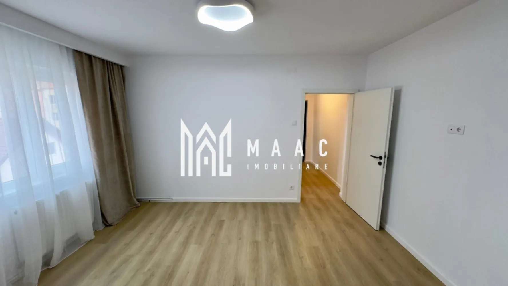 Apartament 2 camere semidecomandat | Hipodrom 1, Sibiu | 37 mp, etaj 3 - Apartament cu 2 camere semidecomandat, în Hipodrom 1, Sibiu, cu 37 mp utili și situat la etajul 3 din 5. Proprietatea este disponibilă pentru vânzare și se remarcă prin renovarea completă și finisajele moderne.

Detalii proprietate:
• 37 mp utili, apartament cu 2 camere semidecomandat
• Etaj 3 din 5, într-un imobil din cărămidă construit în 1980
• Renovat complet, cu instalații electrice și sanitare complet noi
• Centrală termică Ariston și baie complet amenajată
• Se vinde parțial mobilat; bucătăria este mobilată și utilată cu plită și hotă
• Restul camerelor sunt nemobilate

Zonă și acces:
Locația din Hipodrom 1 oferă acces rapid către grădinițe și școli generale, supermarketuri precum Lidl, Carrefour și Profi, dar și Piața Rahovei, aflată la câteva minute de mers pe jos. În apropiere se află și Parcul Sub Arini, baze sportive și zone verzi, iar stațiile de autobuz din proximitate asigură legături directe spre Centru și Shopping City.

Pentru mai multe detalii și programarea unei vizionări, contactați-ne și menționați codul anunțului CP3171077.