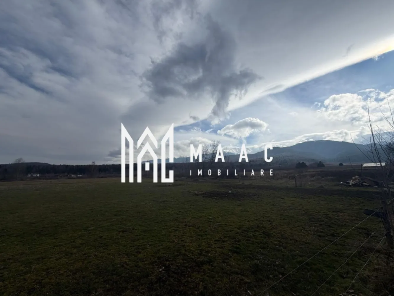 Teren intravilan 900 mp | Periferie, Avrig | la stradă, priveliște Făgăraș - Teren intravilan de 900 mp în Valea Avrigului, Avrig. Poziționarea la stradă și cadrul natural din zonă îl recomandă pentru o casă de vacanță sau pentru un proiect turistic, într-o locație apreciată în proximitatea Sibiului.

Detalii proprietate:
• Suprafață totală: 900 mp
• Clasificare: intravilan
• Tip teren: construcții
• Amplasare: Strada Valea Avrigului, zona Periferie, Avrig
• Acces direct din drum și deschidere la stradă
• Curent electric în proximitate, pentru racordare facilă
• Priveliște panoramică spre Munții Făgăraș
• Zonă în dezvoltare, cu construcții noi, pensiuni și locuințe de vacanță

Context locație:
Terenul beneficiază de o poziționare bună pentru cine caută un amplasament într-un cadru natural, dar cu acces simplu din drum. Zona Valea Avrigului este una dintre destinațiile apreciate din apropierea Sibiului, cu potențial pentru dezvoltare rezidențială sau turistică.

Pentru mai multe detalii și programarea unei vizionări, contactați echipa MAAC Imobiliare și menționați codul anunț CP3171363.