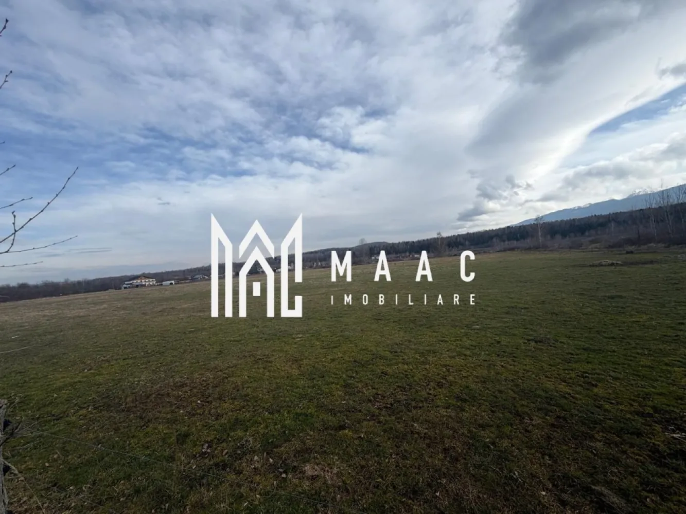 Teren intravilan 900 mp | Periferie, Avrig | la stradă, priveliște Făgăraș - Teren intravilan de 900 mp în Valea Avrigului, Avrig. Poziționarea la stradă și cadrul natural din zonă îl recomandă pentru o casă de vacanță sau pentru un proiect turistic, într-o locație apreciată în proximitatea Sibiului.

Detalii proprietate:
• Suprafață totală: 900 mp
• Clasificare: intravilan
• Tip teren: construcții
• Amplasare: Strada Valea Avrigului, zona Periferie, Avrig
• Acces direct din drum și deschidere la stradă
• Curent electric în proximitate, pentru racordare facilă
• Priveliște panoramică spre Munții Făgăraș
• Zonă în dezvoltare, cu construcții noi, pensiuni și locuințe de vacanță

Context locație:
Terenul beneficiază de o poziționare bună pentru cine caută un amplasament într-un cadru natural, dar cu acces simplu din drum. Zona Valea Avrigului este una dintre destinațiile apreciate din apropierea Sibiului, cu potențial pentru dezvoltare rezidențială sau turistică.

Pentru mai multe detalii și programarea unei vizionări, contactați echipa MAAC Imobiliare și menționați codul anunț CP3171363.