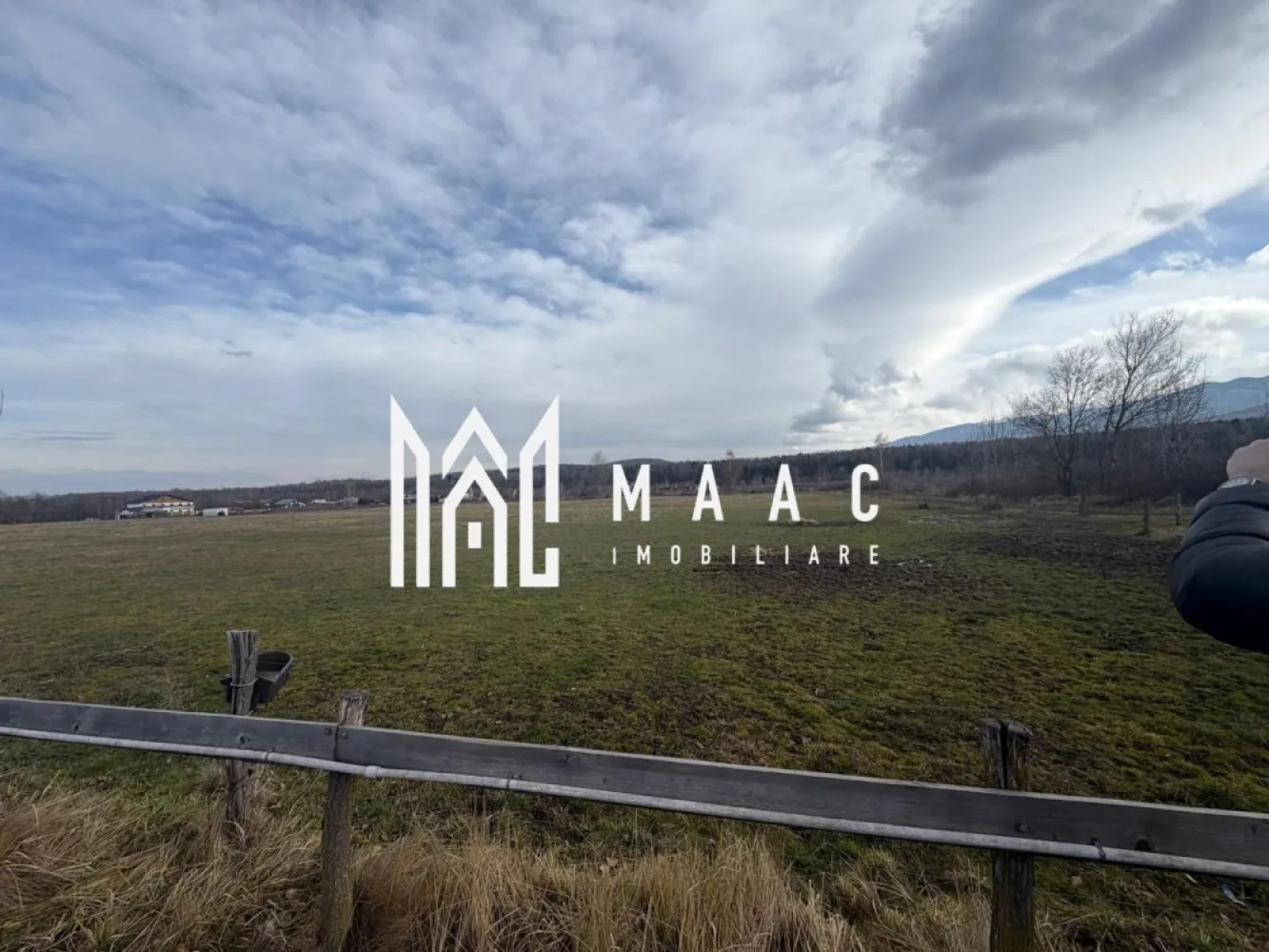Teren intravilan 900 mp | Periferie, Avrig | la stradă, priveliște Făgăraș