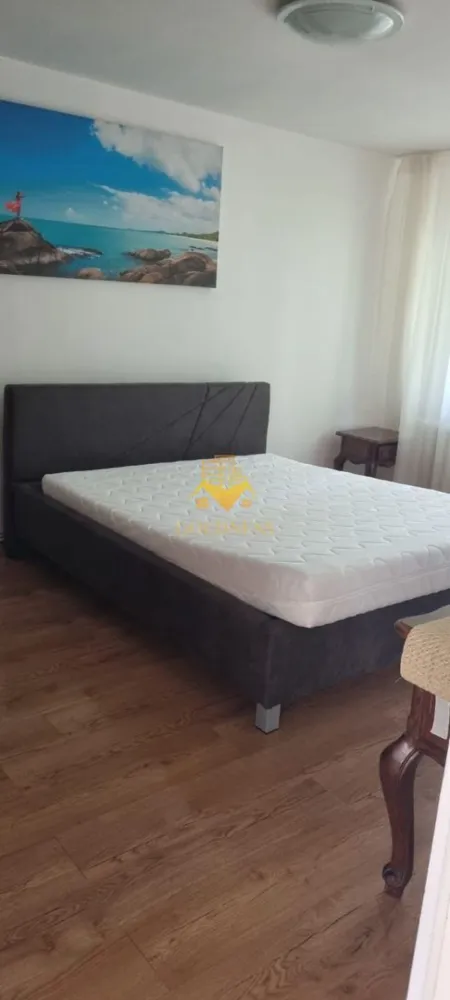 3 camere, parcare,1/4, Zorilor Zona, Spitalu de Recuperare, Sigma, NOA - GOLDNESS Imobiliare vă propune spre închiriere un apartament cu 3 camere complet mobilat și utilat, la etajul 1 într-un imobil de 4 etaje, în Cartierul Zorilor.
Dispune de loc de parcare exterioada inclusa in pret!
Se află în apropierea stațiilor de transport în comun, magazine, restaurante, spații verzi, farmacii, etc. 

Apartamentul este compartimentat astfel:
 - doua dormitoare complet mobilate
 - living cu bucatarie open space complet utilată și mobilată, canapea extensibilă, loc de servit masa 
 - baie cu cabina de dus, calorifer port prosop și dulap pentru depozitare.
 - 2 balcoane de 3 mp.

Imobilul este dotat cu toate cele necesare- centrală proprie, frigider, aragaz, hotă, mașină de spălat haine, etc. 

Dacă sunteți interesați de acest apartament și doriți să îl vizionați, dar și pentru alte oferte nu ezitați să ne contactați telefonic sau prin e-mail. Vă stăm la dispoziție!

Pentru intermediere se percepe un comision de 50% din prețul chiriei!