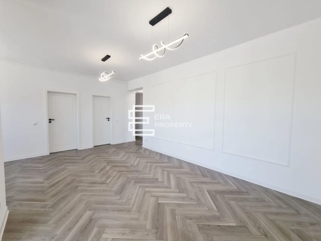 Apartament 3 camere -71 mp- ETAJ 1 - la cheie -boxa - intabulat-Selimbar - Apartament 3 camere FINISAT LA CHEIE | Etaj 1 | Șelimbăr – zona Brana

Căutați un apartament modern, gata de mutat, într-o zonă excelent conectată? Vă propunem o unitate exclusivistă în ansamblul Casian Renaissance, situat în inima zonei Brana, Șelimbăr.

Suprafață: 71 mp utili + terasă acoperită (9 mp) + balcon.
Etaj: 1/3 (bloc cu lift).

Compartimentare: , hol generos, living și bucătărie open space (posibilitate de închidere), terasă acoperită cu acces din zona de zi, dormitor matrimonial cu baie exclusivă și balcon, dormitor secundar, baie principală.

Dotări : Încălzire în pardoseală, centrală termică proprie, geamuri PVC cu 3 foi de sticlă, finisaje moderne (parchet, uși interior, băi utilate).

Ce primești în plus:
✅ Loc de parcare privat inclus în preț.
✅ Boxă de depozitare (aprox. 9 mp) inclusă.

Locație: Acces rapid către principalele puncte de interes din Șelimbăr și către orașul Sibiu, într-o zonă liniștită și apreciată.

💰 Preț: 165.000 € (TVA inclus)

✨ Apartamentul se predă finisat complet, exact așa cum îl vedeți în fotografii. Nu aveți nevoie decât de mobilierul personal!

📞 Nu ratați ocazia de a locui într-o zonă premium!
Contactați-mă pentru detalii suplimentare sau pentru a programa o vizionare: 0772 298 572